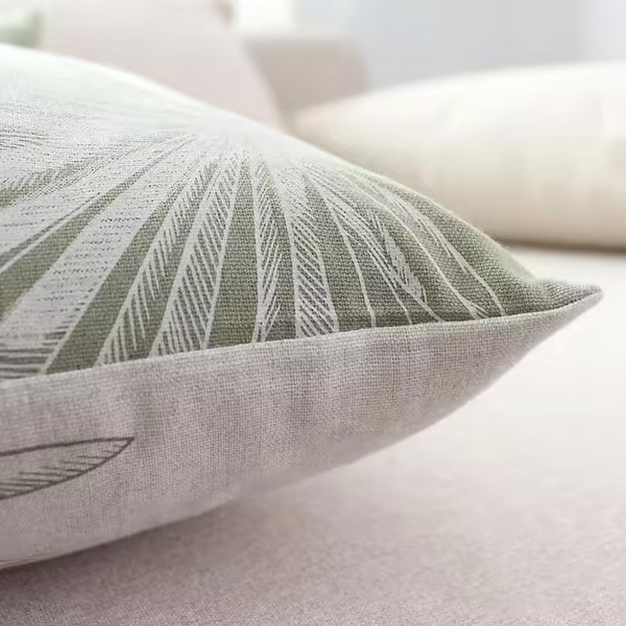 Voir la diapositive 4 : ENJOY HOME Coussin déco imprimé  mambo  40x40cm vert olive