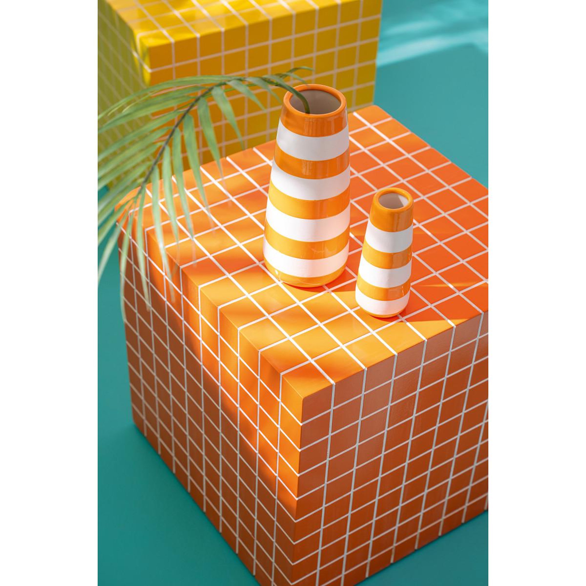 Voir la diapositive 4 : J-LINE Table d'appoint cube à carreaux  spia  35cm orange & blanc