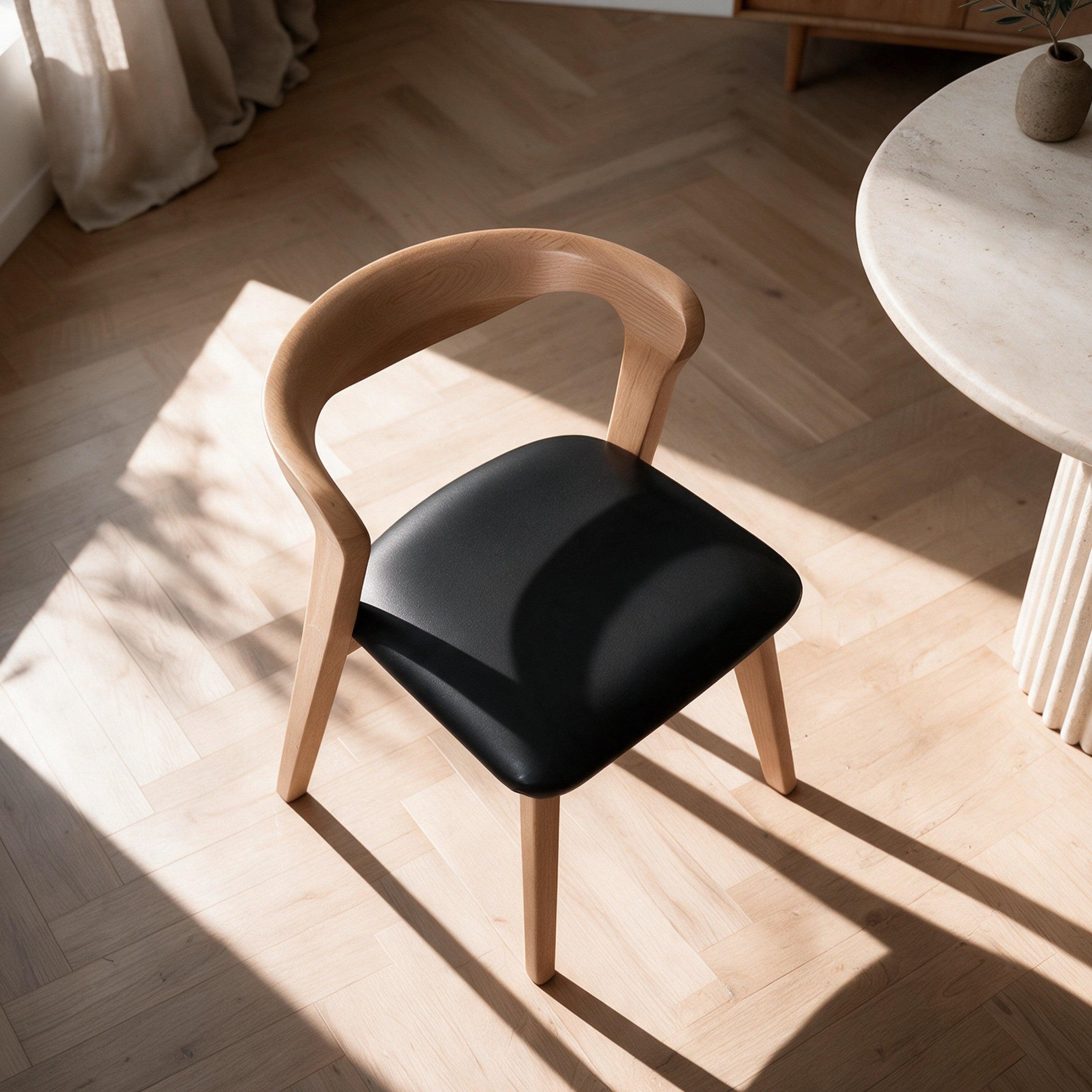 Voir la diapositive 6 : MAISON PAVANE Chaise en bois d'hévéa blond et cuir synthétique noir-Vega