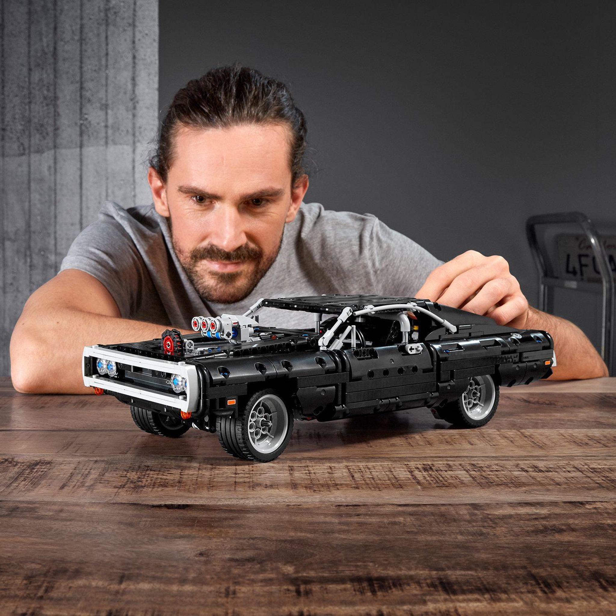 Voir la diapositive 3 : LEGO Technic 42111 -  Fast & Furious La Dodge Charger de Dom, Modèle Réduit de Voiture de Couse à Construire