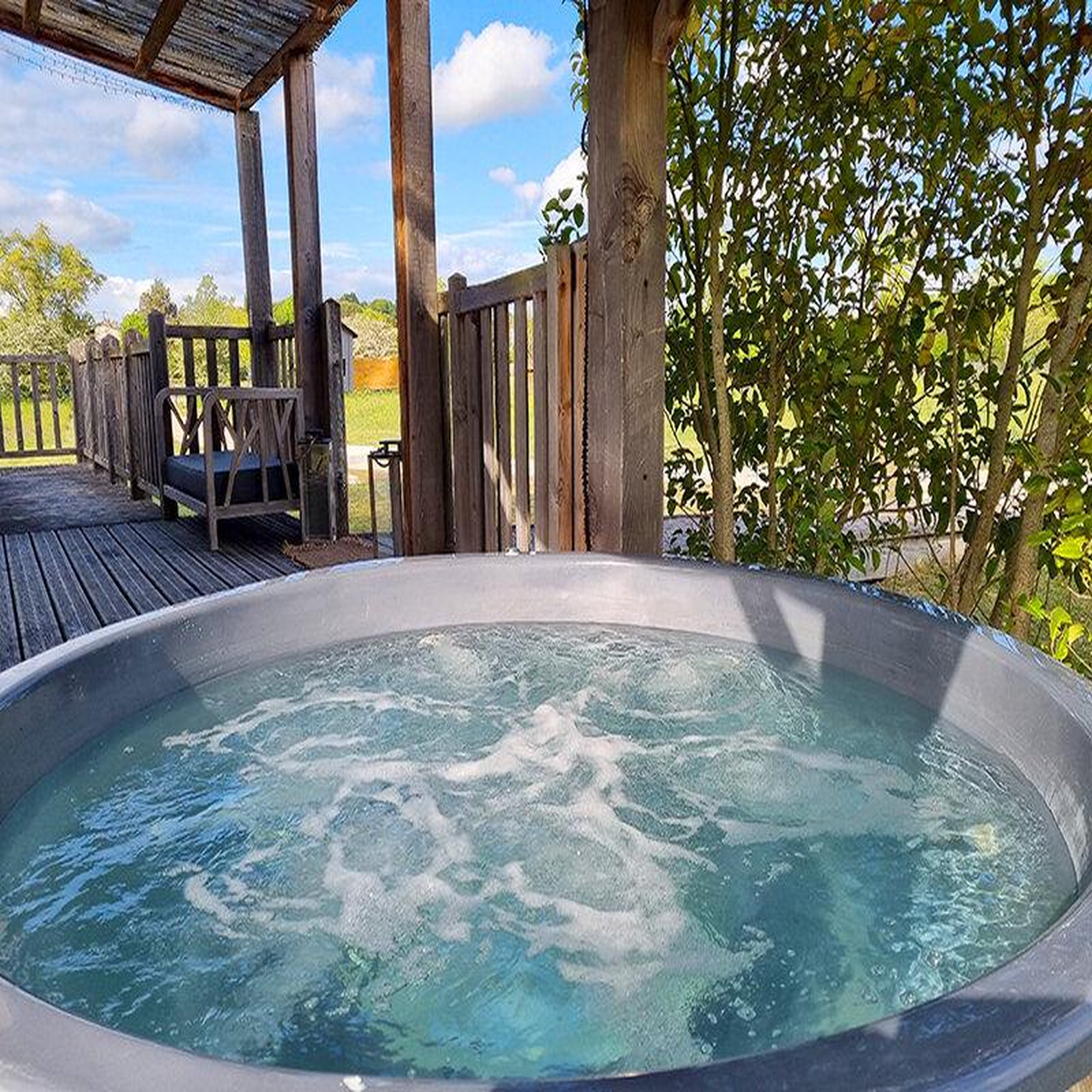 Voir la diapositive 6 : Smartbox 3 jours insolites en cabane avec accès au bain nordique au château près de bordeaux - coffret cadeau séjour