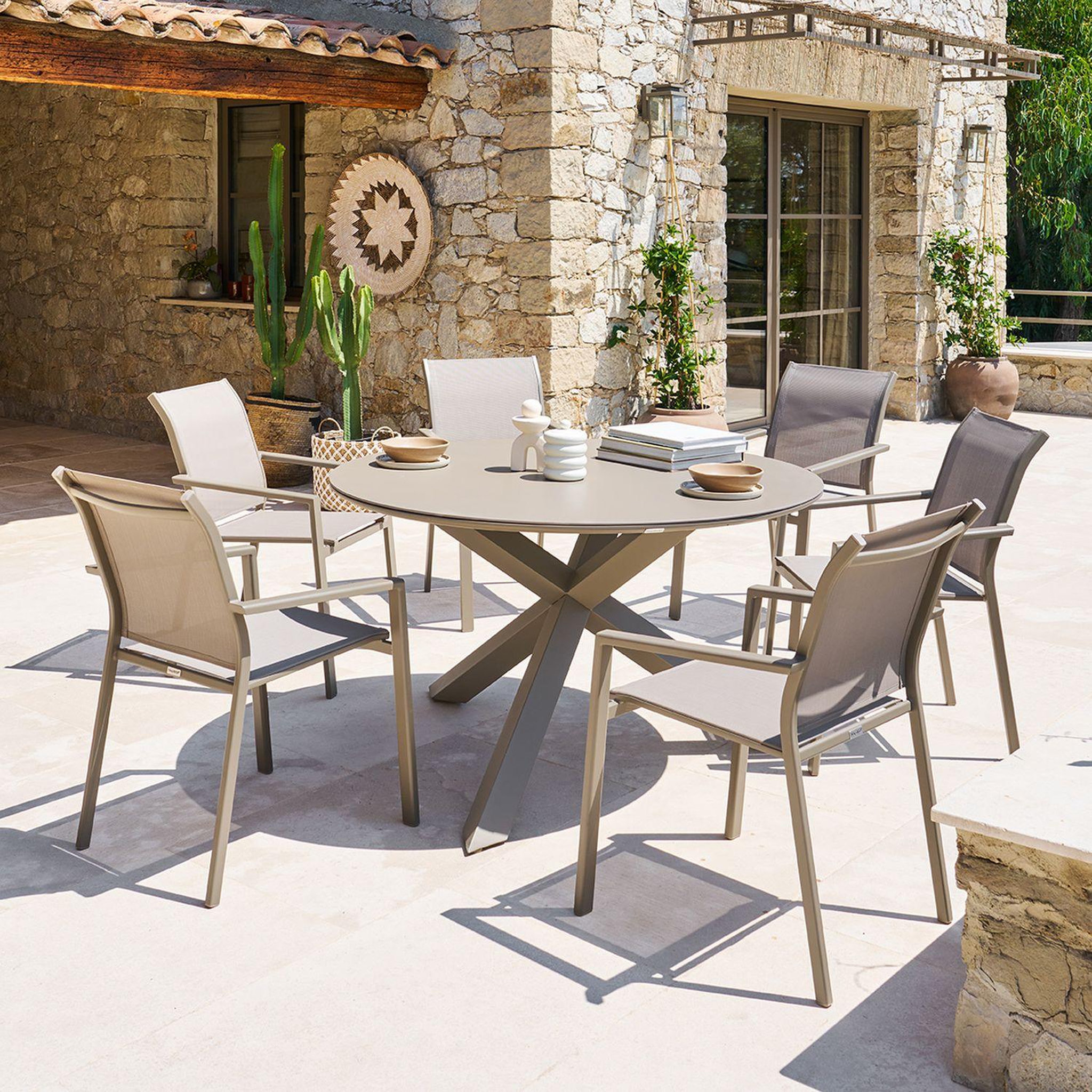 Voir la diapositive 2 : HESPERIDE Table de jardin ronde en aluminium 6 places oryon