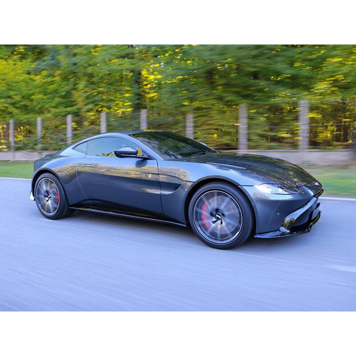 Smartbox Stage de pilotage : 2 tours sur le circuit de Pouilly-en-Auxois en Aston-Martin Vantage - Coffret Cadeau Sport & Aventure