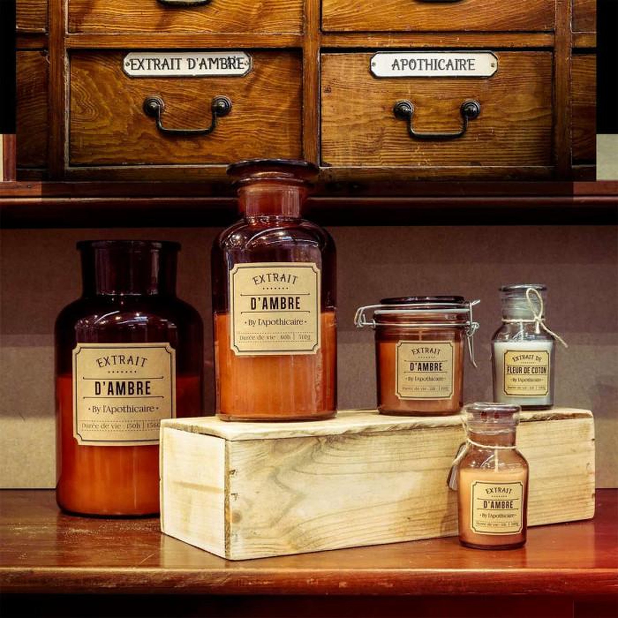 Voir la diapositive 3 : The Home Deco Factory Bougie parfumée déco  apothicaire  1600g ambre