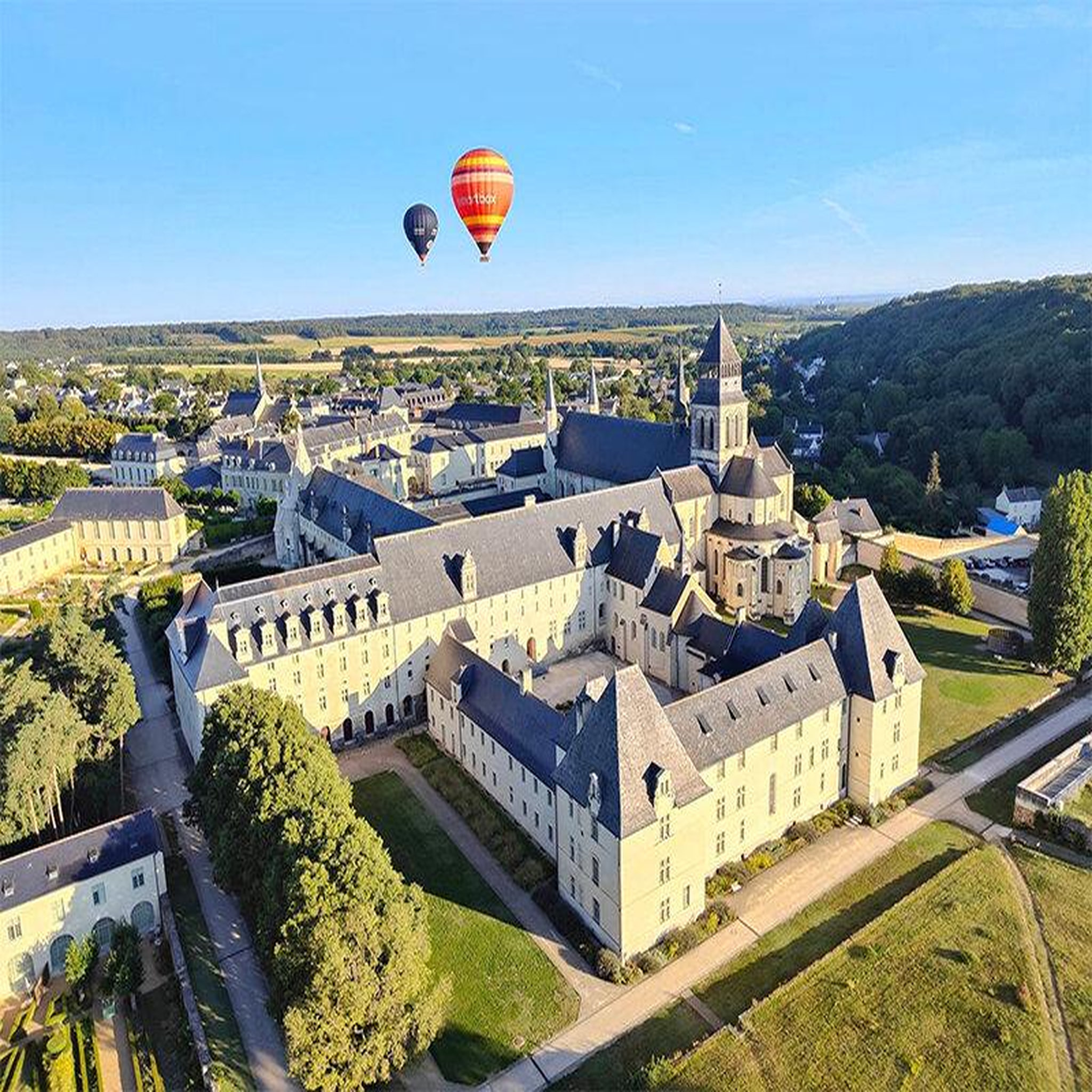 Voir la diapositive 2 : Smartbox Vol en montgolfière au-dessus de saumur le matin en semaine - coffret cadeau sport & aventure
