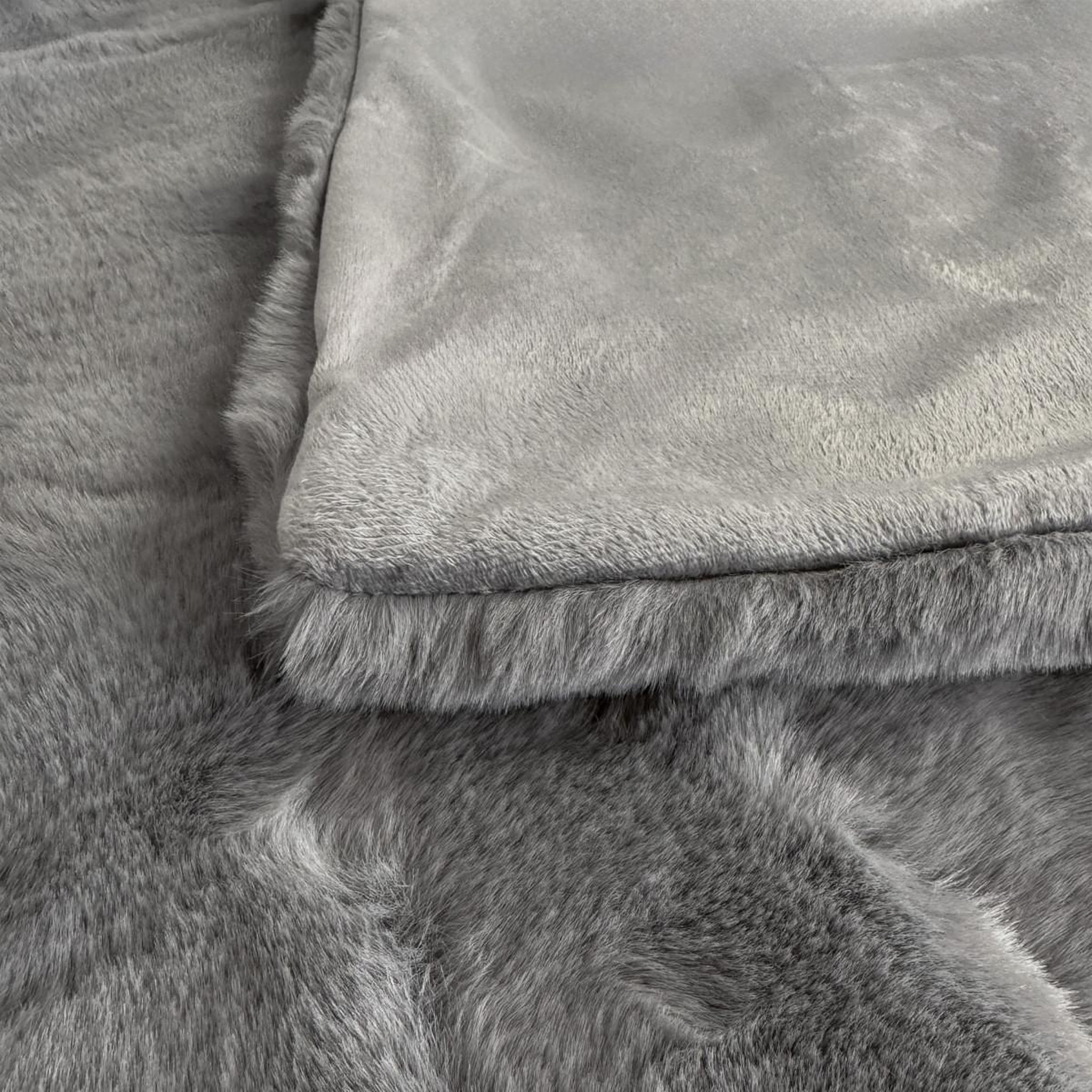 Voir la diapositive 6 : FUTURE HOME Plaid fausse fourrure 130x150 cm
