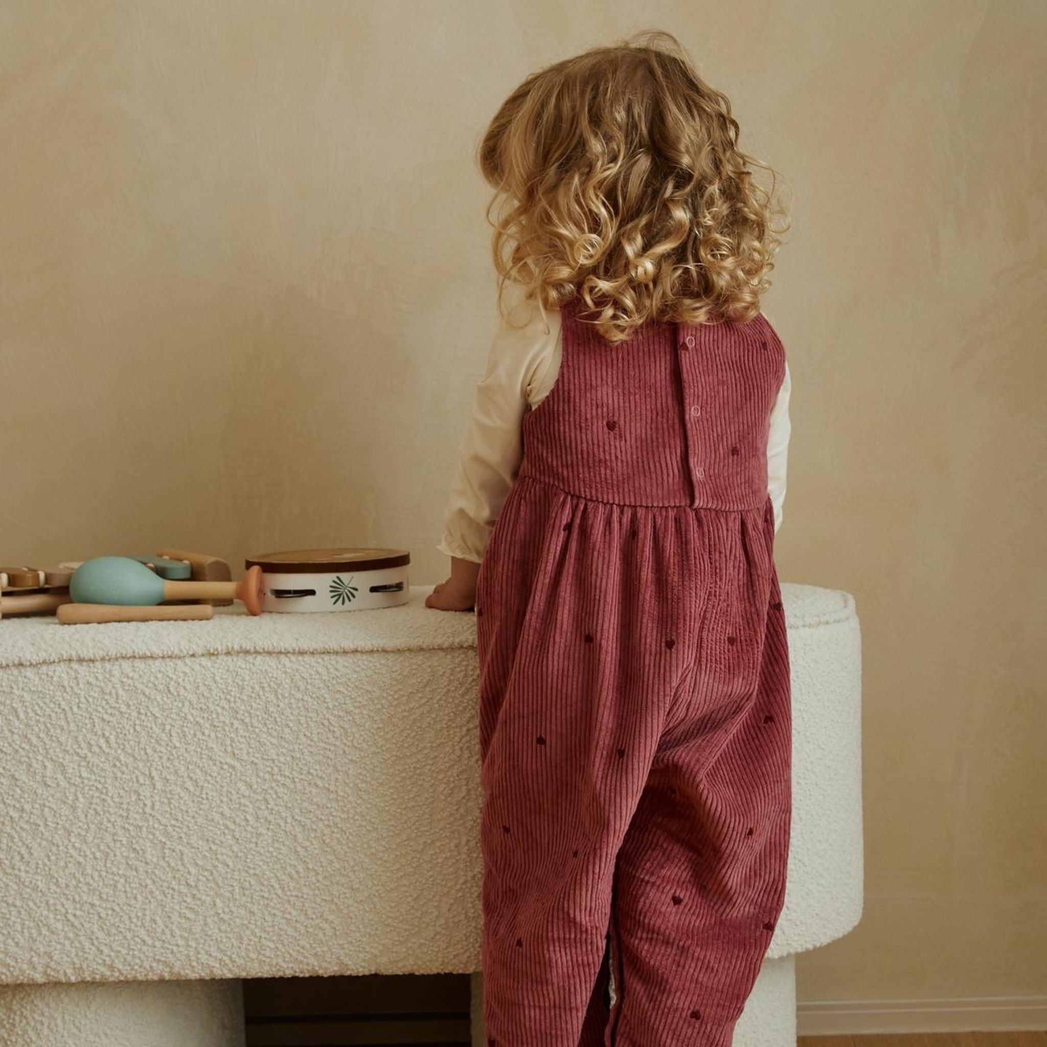 Voir la diapositive 4 : PETIT BEGUIN Salopette bébé en velours côtelé aimée