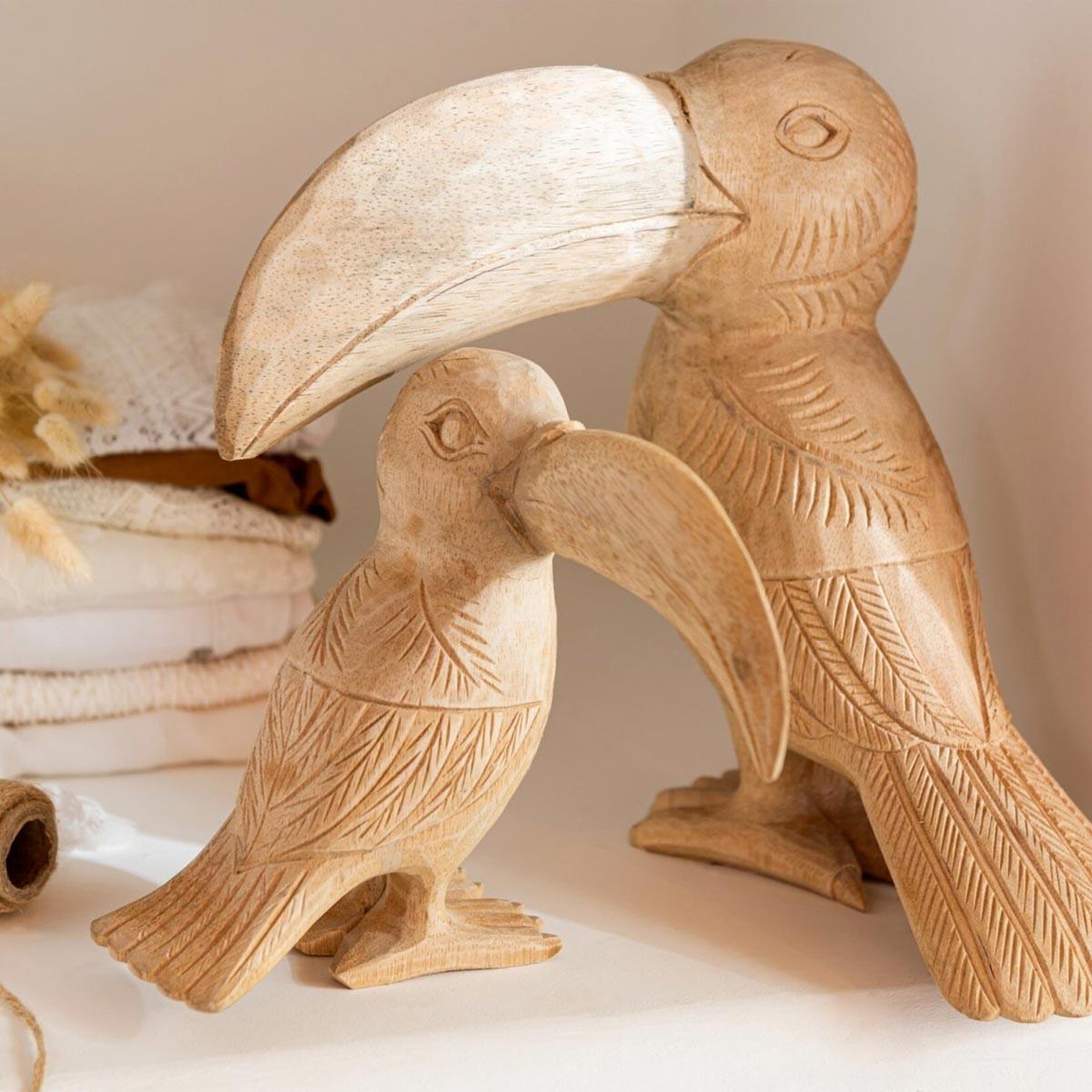 Voir la diapositive 2 : J-LINE Statuette déco en bois  toucan  25cm naturel