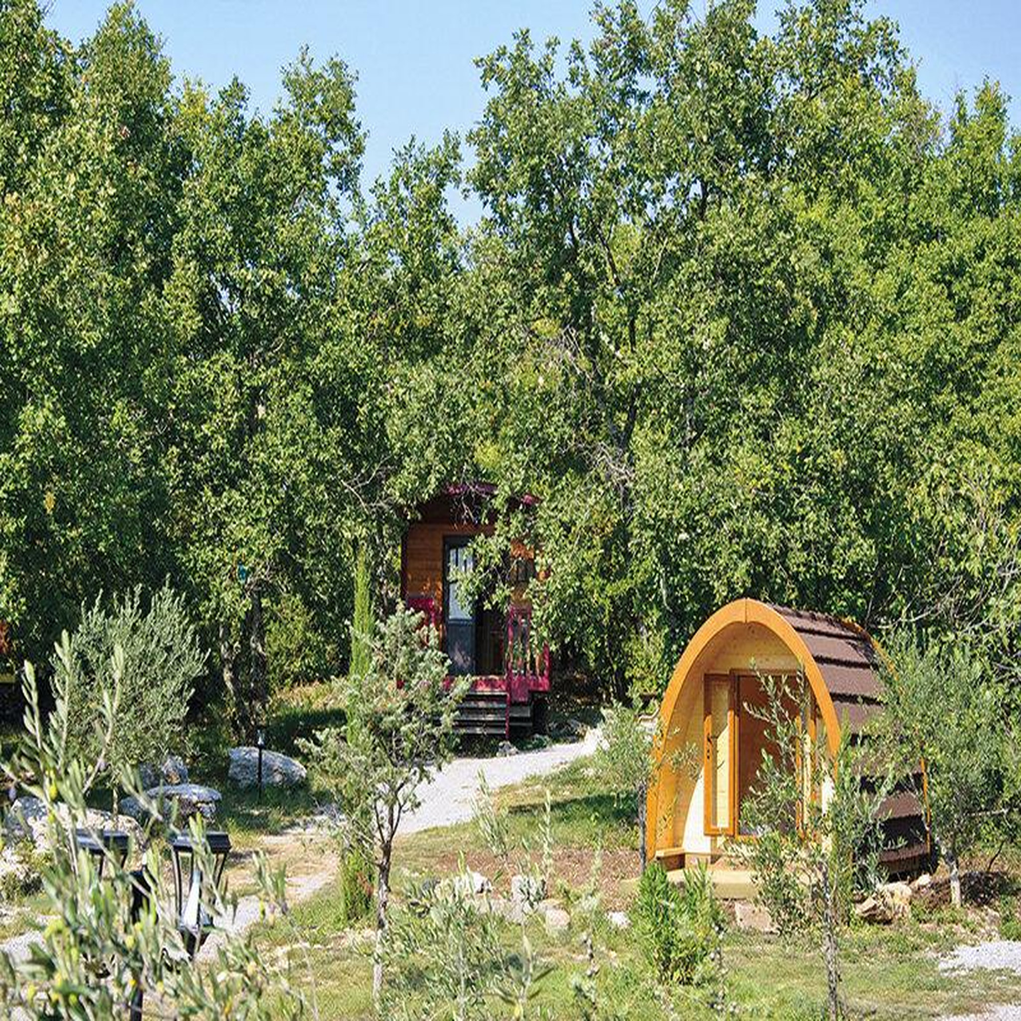 Voir la diapositive 6 : Smartbox Séjour de 3 jours en pod ou roulotte en ardèche - coffret cadeau séjour
