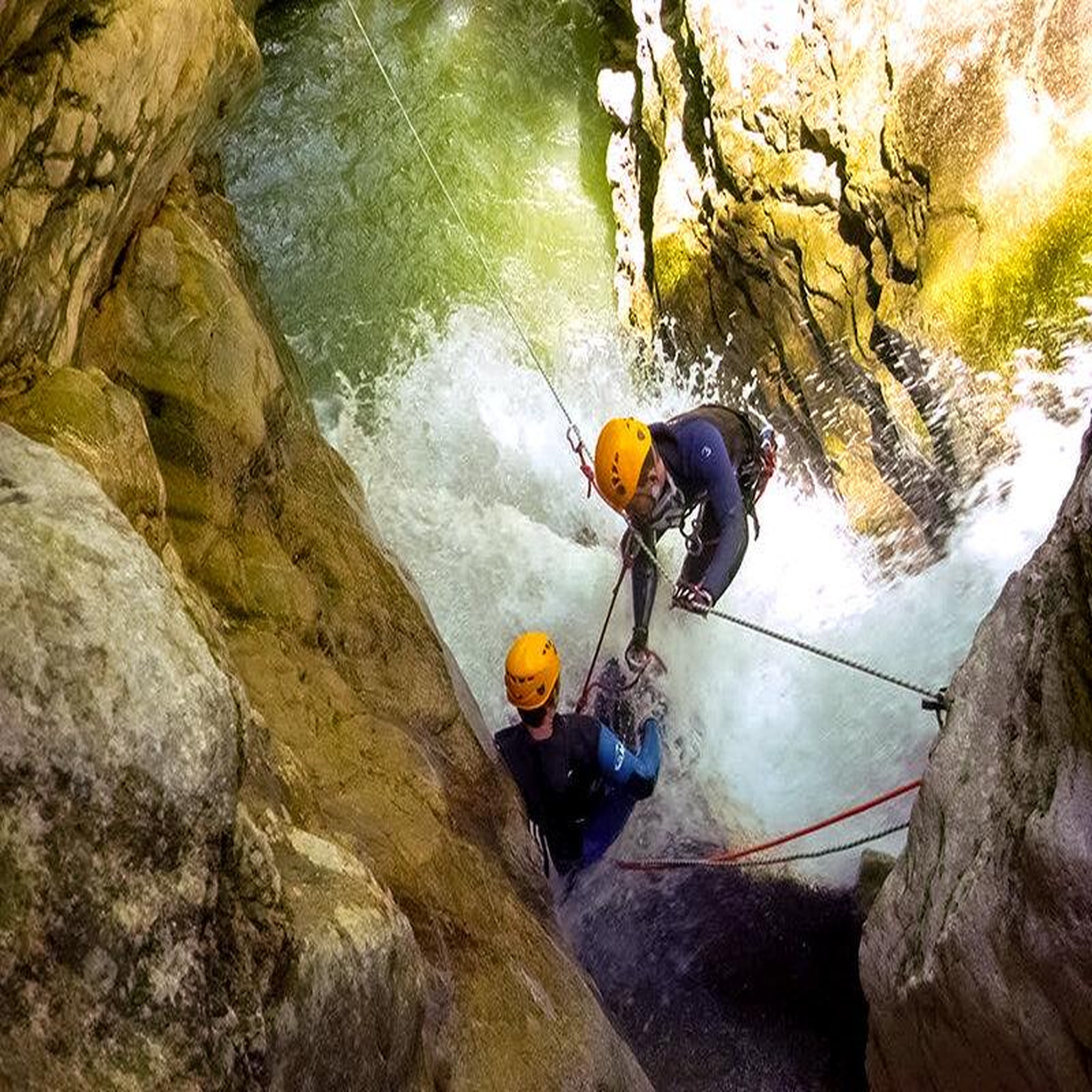Voir la diapositive 4 : Smartbox 4h30 de canyoning pour 2 personnes avec photos près de grenoble - coffret cadeau sport & aventure