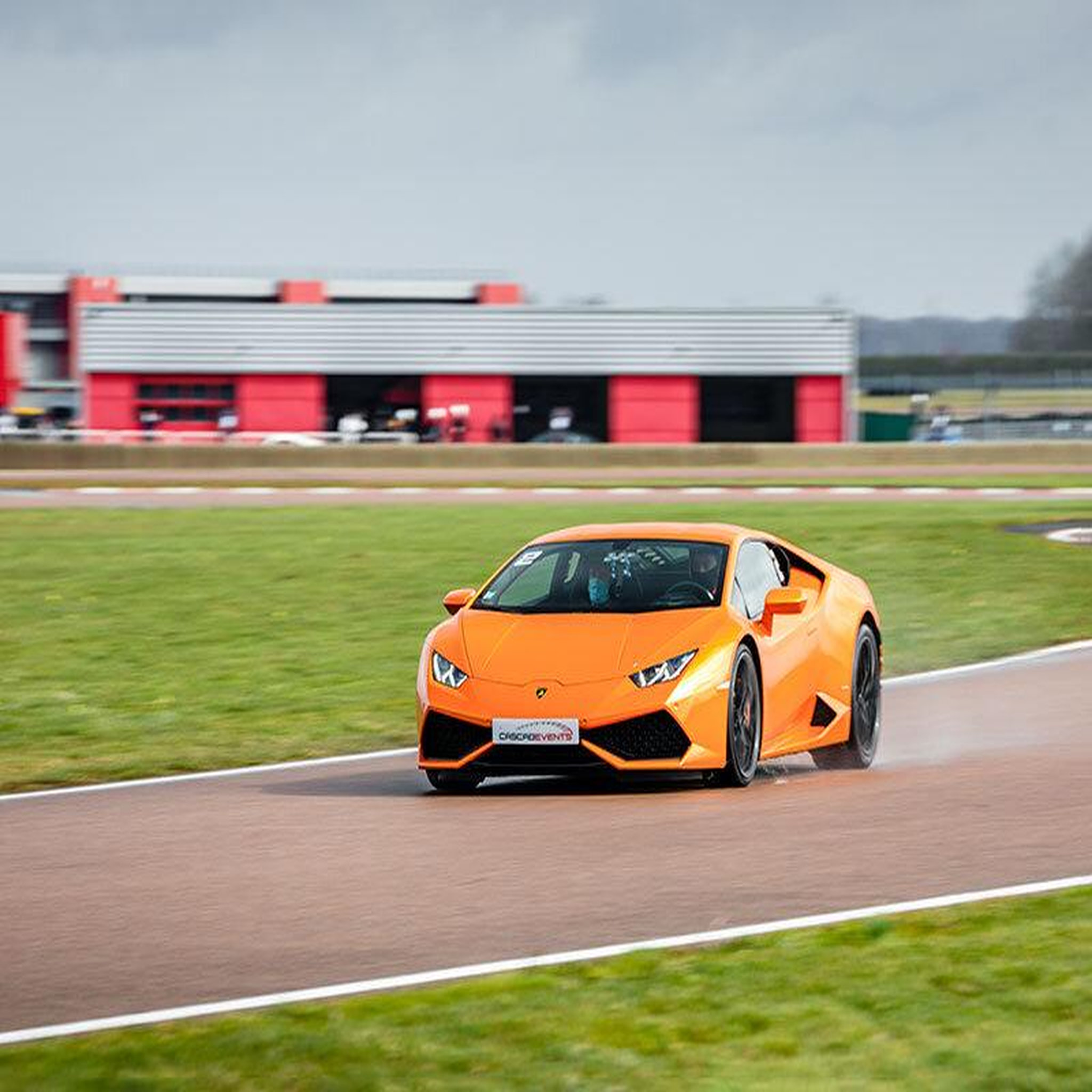 Voir la diapositive 3 : Smartbox Stage de pilotage : 2 tours au volant ou en passager en Lamborghini Huracán sur circuit - Coffret Cadeau Sport & Aventure