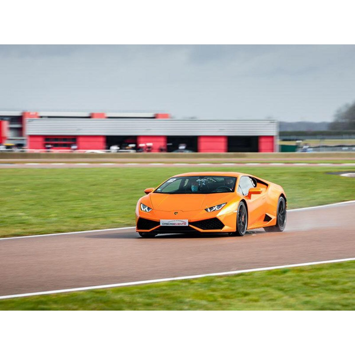 Smartbox Stage de pilotage : 2 tours au volant ou en passager en Lamborghini Huracán sur circuit - Coffret Cadeau Sport & Aventure