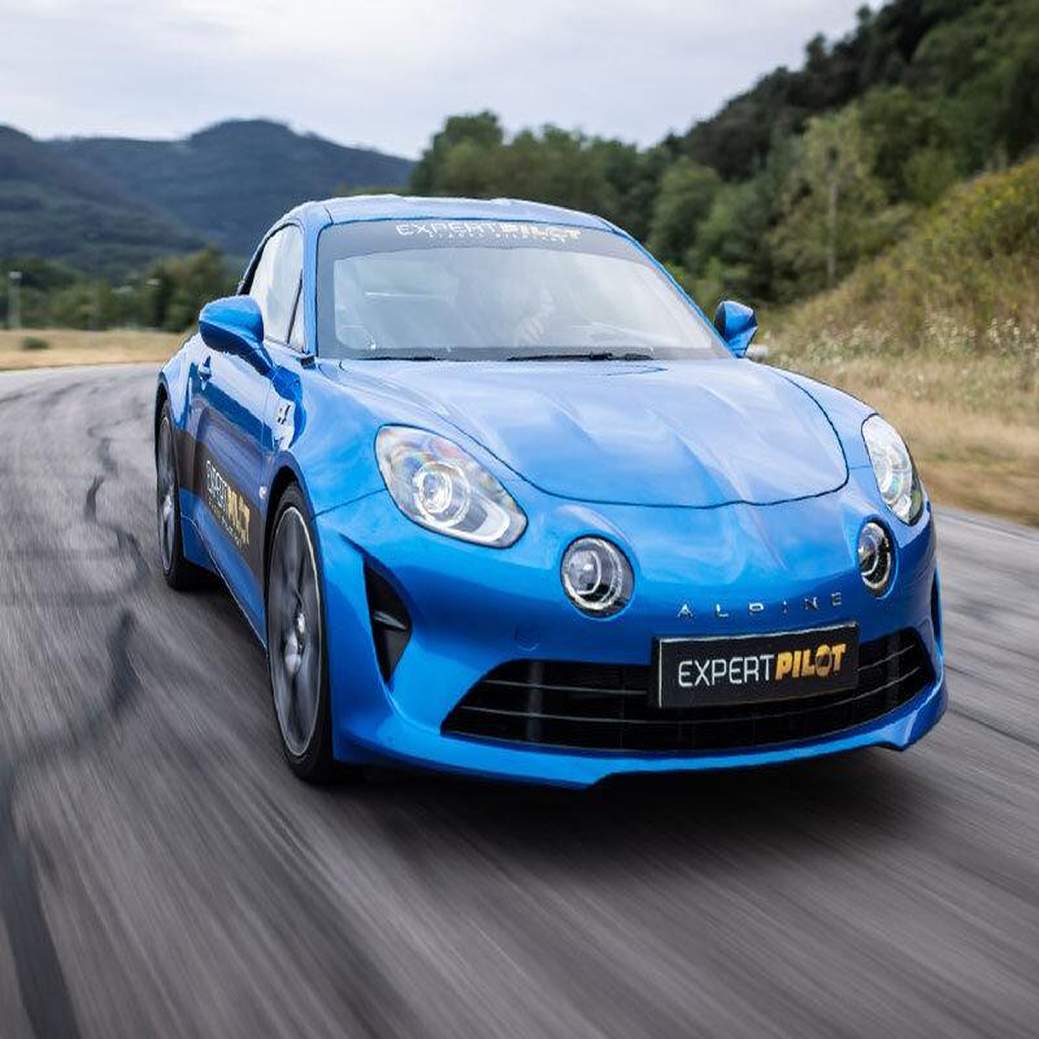 Voir la diapositive 2 : Smartbox Stage de pilotage : 6 tours sur le circuit de Chambley en Alpine A110 et Ferrari 488 GTB - Coffret Cadeau Sport & Aventure