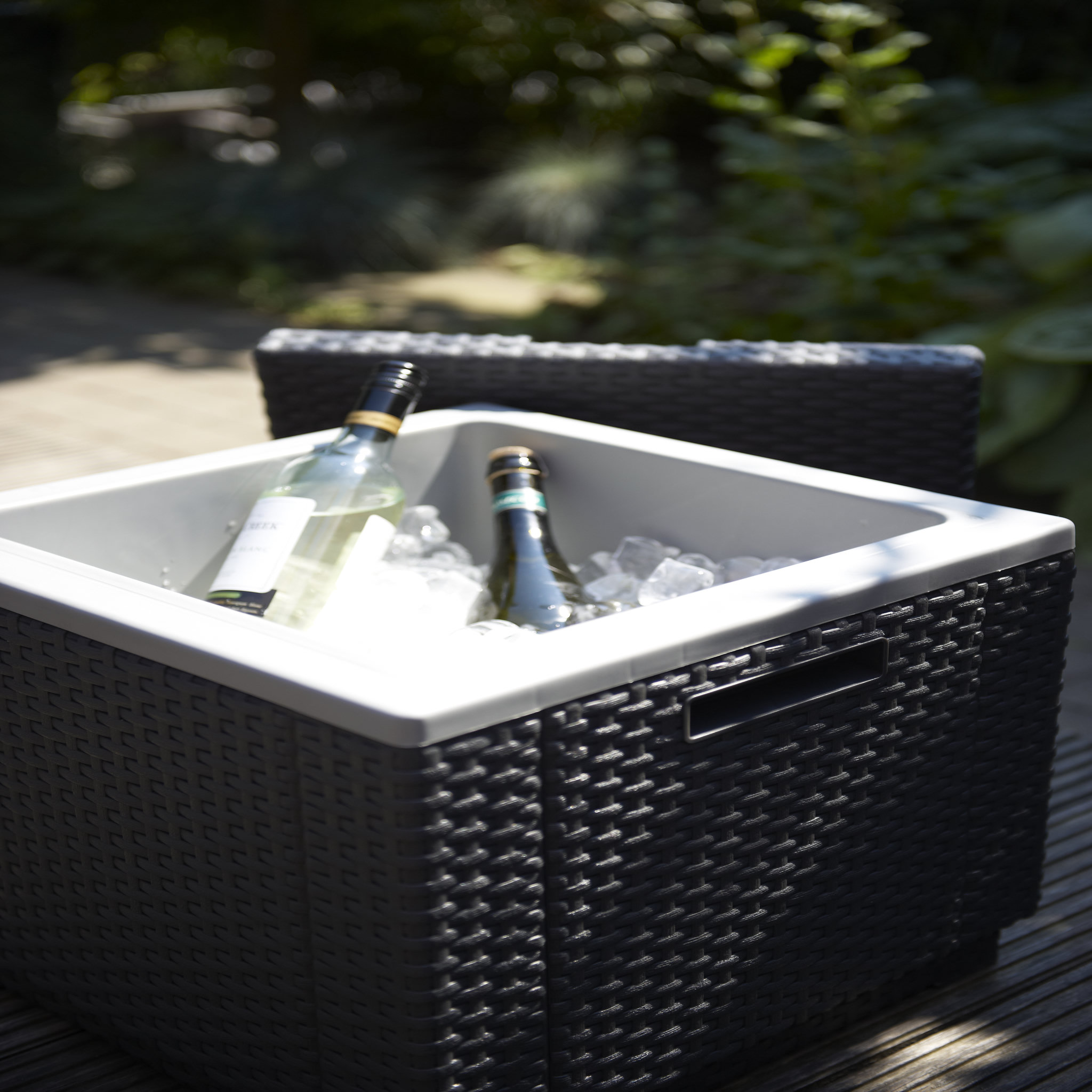 Voir la diapositive 4 : Table de jardin avec rangement - 2 places - Résine - Gris - ICE CUBE