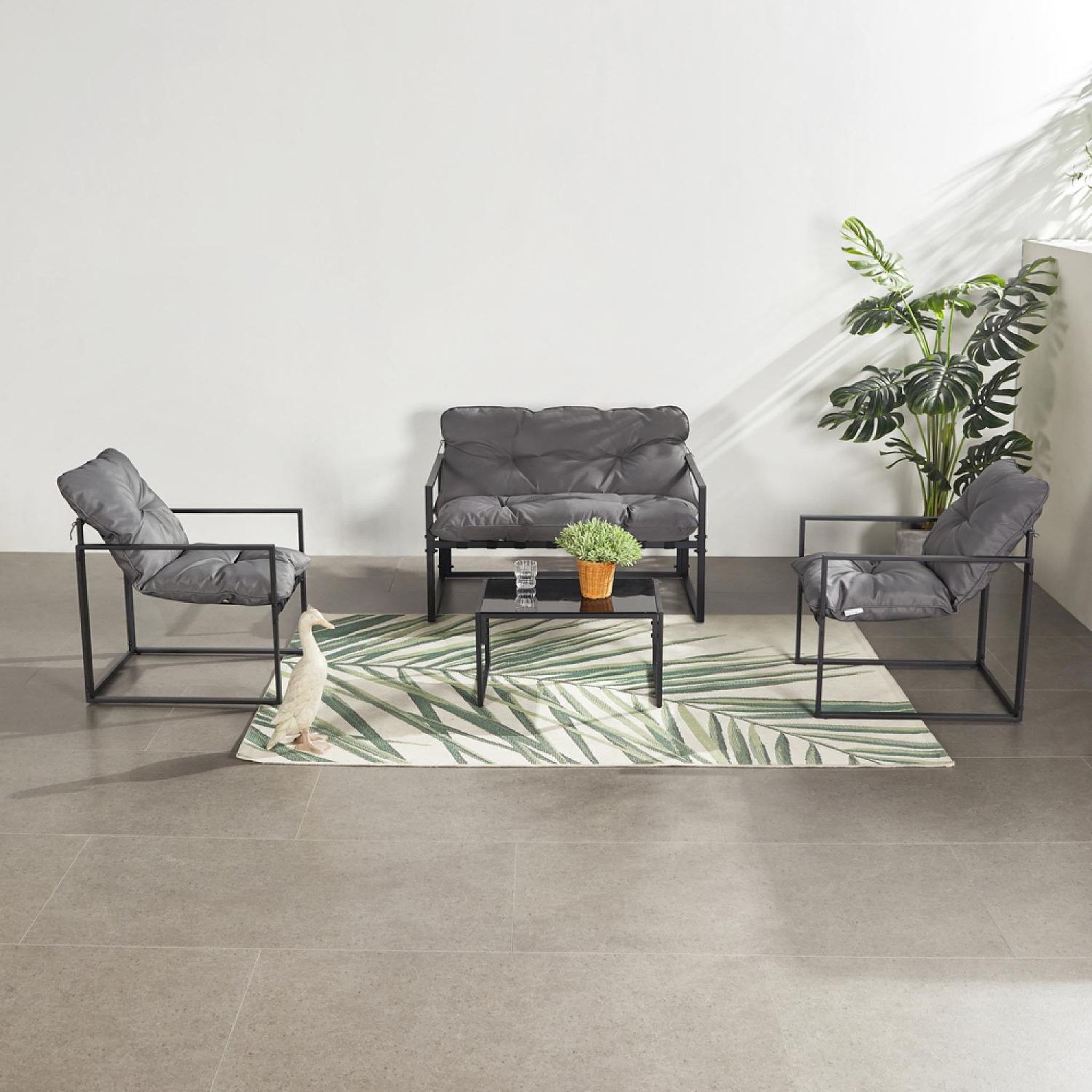 Voir la diapositive 2 : CONCEPT USINE Salon de jardin 4 places contemporain noir et coussins gris rabat