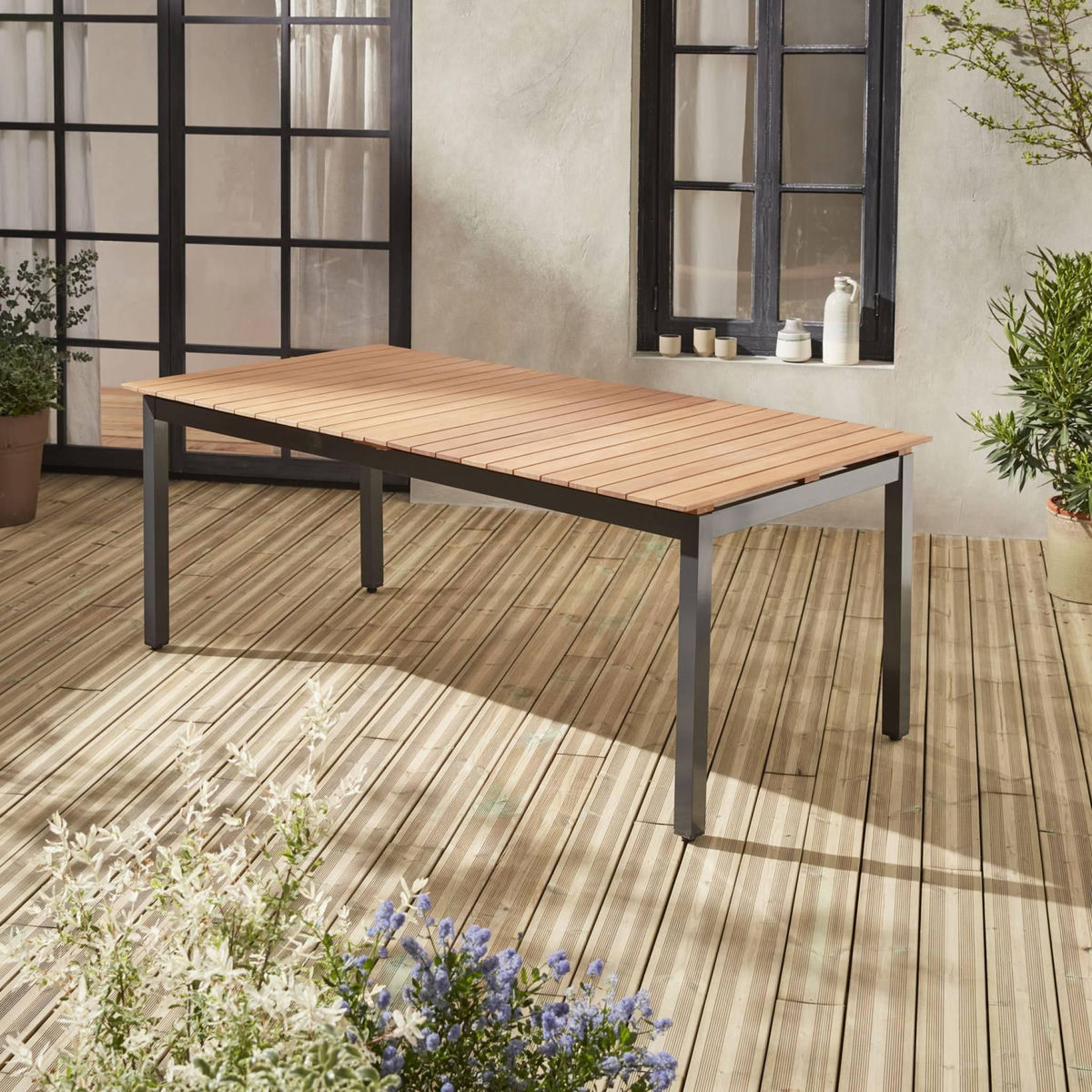 SWEEEK Table de jardin en bois aluminium extensible 200/250cm avec rallonge - Sevilla - bois d'Eucalyptus huilé et structure anthracite