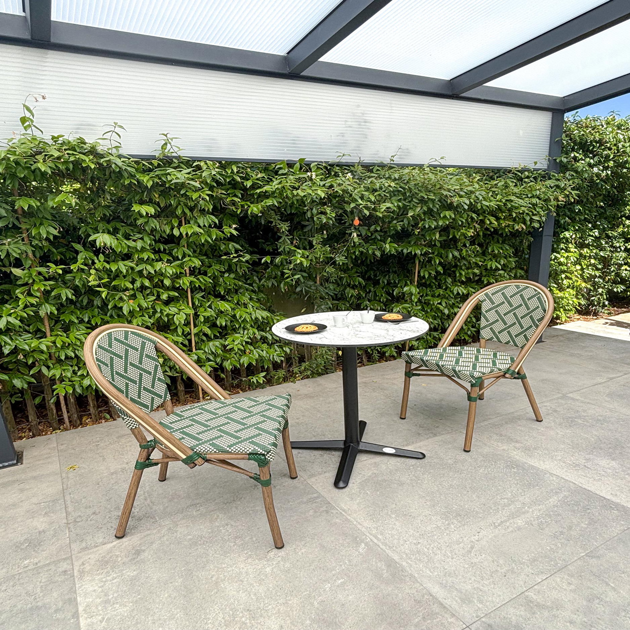 Voir la diapositive 2 : DCB GARDEN Ensemble repas de jardin en acier et plateau rond en HPL (2 places)