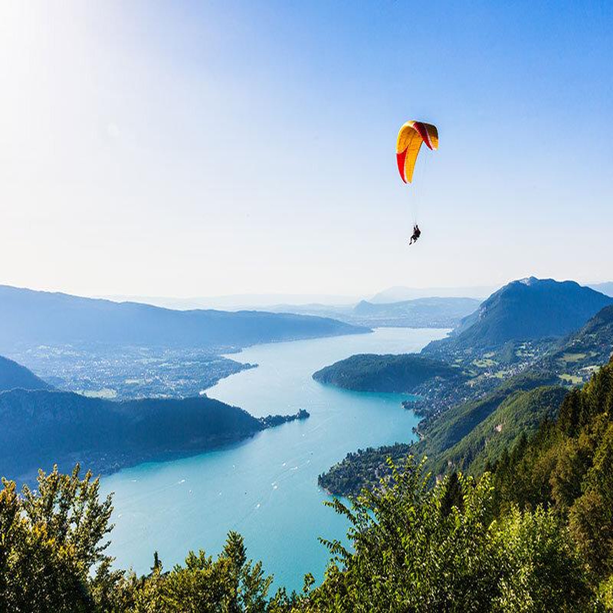 Voir la diapositive 3 : Smartbox Vol en parapente de 25 min sur les rives du lac d'Annecy - Coffret Cadeau Sport & Aventure