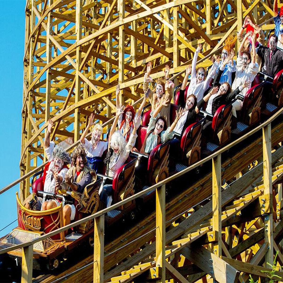 Smartbox Europa-Park 2026 en famille : 2 entrées adultes et 2 entrées enfants pour deux jours en haute saison - Coffret Cadeau Sport & Aventure