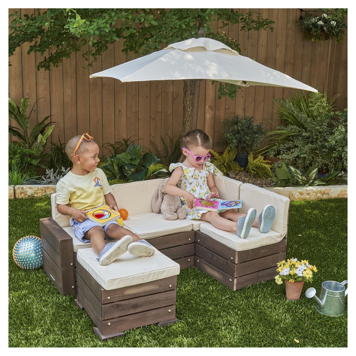 Kidkraft Ensemble jardin pour enfant - Canapé et table en bois avec coussins -Ecru