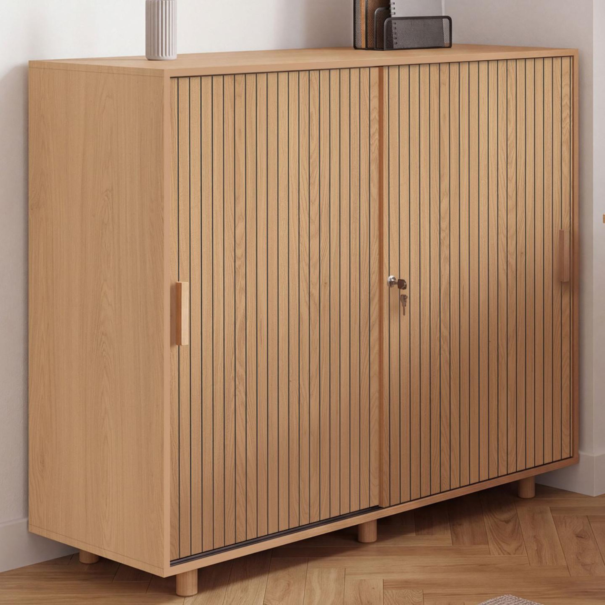 Voir la diapositive 2 : ID MARKET Armoire basse de bureau 2 portes coulissantes verrouillables JULIETTE effet lattes tasseau bois