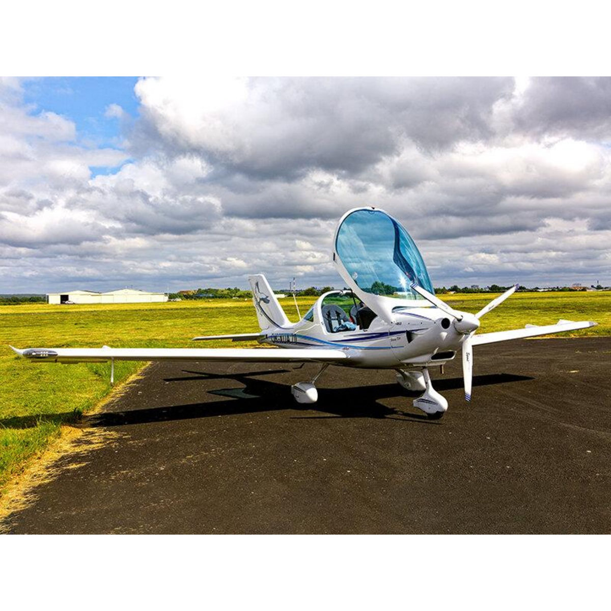 Smartbox Baptême de 35 minutes en avion avec survol d'Angers pour 2 personnes - Coffret Cadeau Sport & Aventure