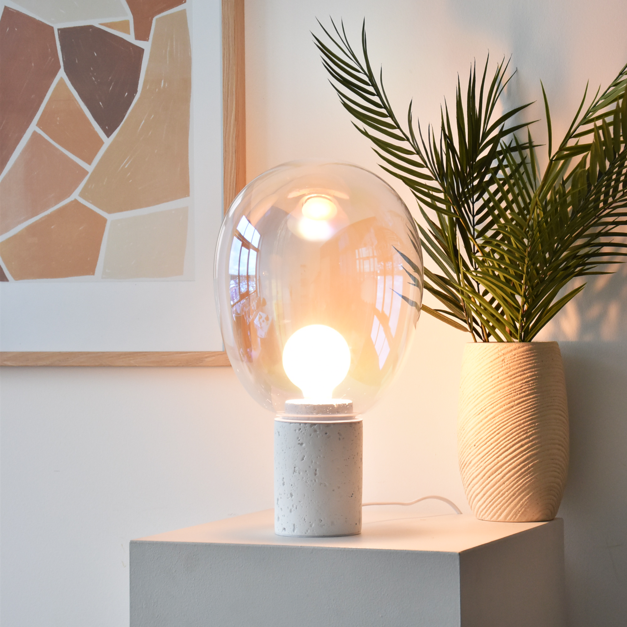 Voir la diapositive 5 : MAISON PAVANE Lampe à poser en verre irisé et béton blanc H43 cm-Bulle