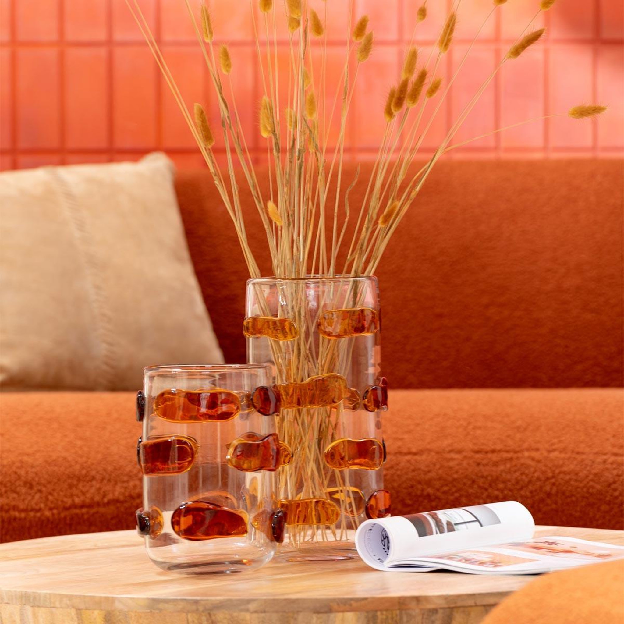 Voir la diapositive 3 : J-LINE Vase design en verre  pebbles  23cm ambre