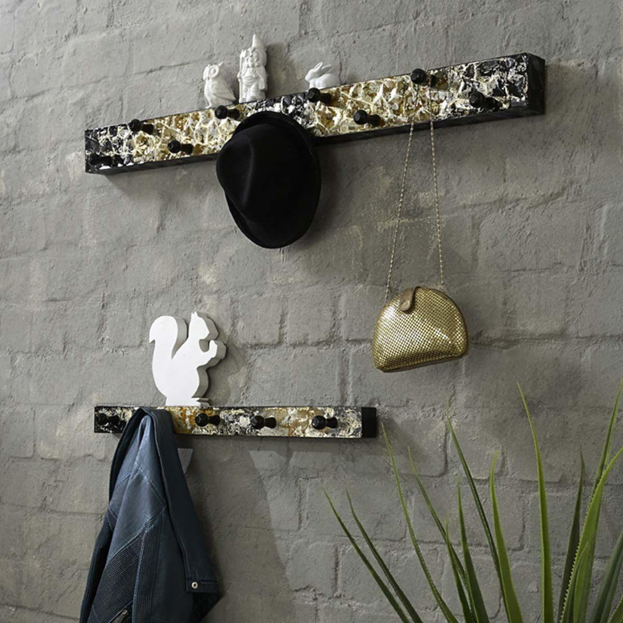 Voir la diapositive 2 : Paris Prix Patère murale design  5 crochets  75cm noir & or