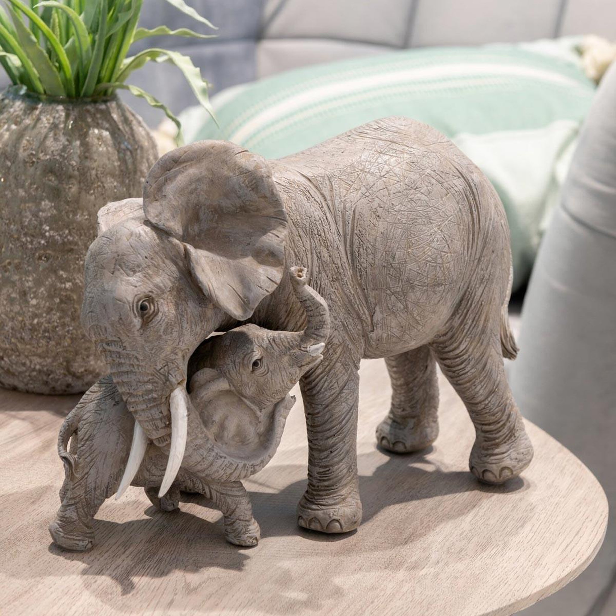 Voir la diapositive 2 : J-LINE Statue déco  eléphant câlin  28cm gris