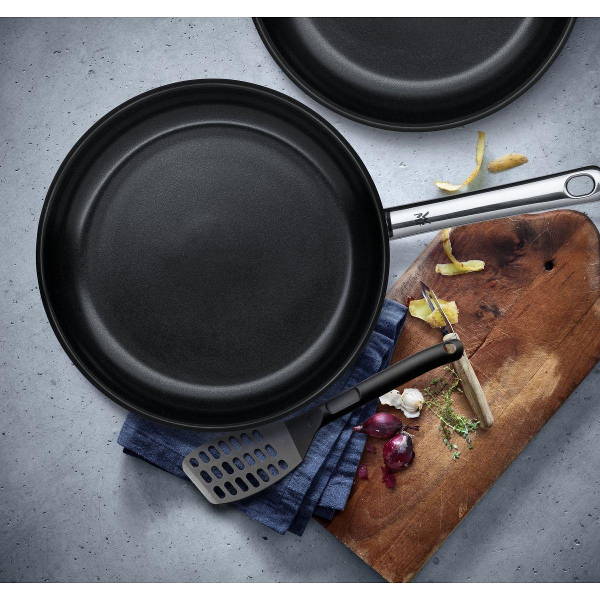 Voir la diapositive 4 : WMF Batterie de cuisine 2 Poeles Devil + spatule