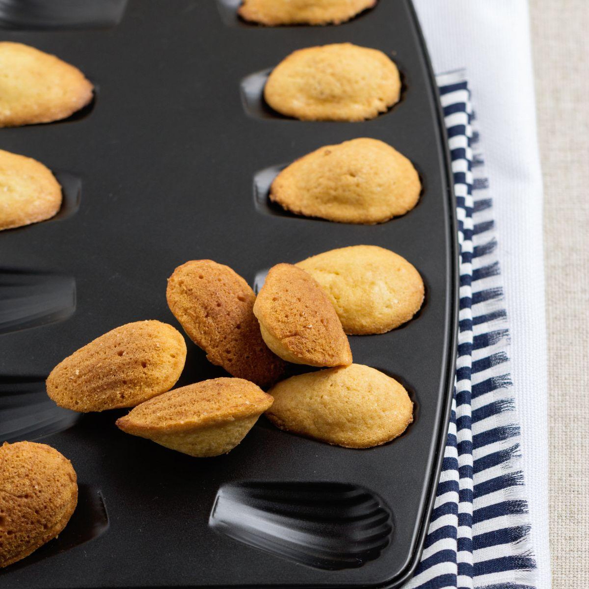 Voir la diapositive 6 : ZENKER Lot de 2 moules à madeleines 12 empreintes zenker spécial countries