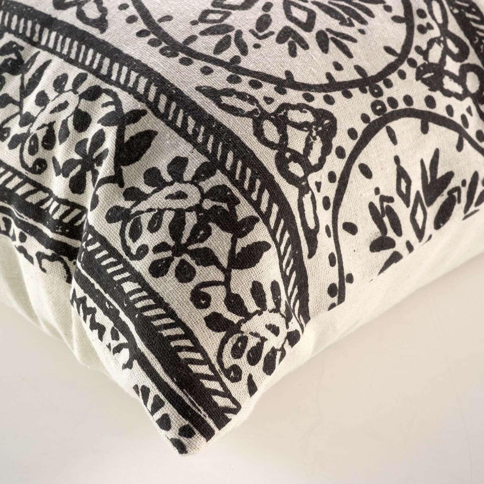 Voir la diapositive 3 : Douceur d'Intérieur Coussin déhoussable BISCA - Polycoton imprimé - 40 x 60 cm - Ecru et noir