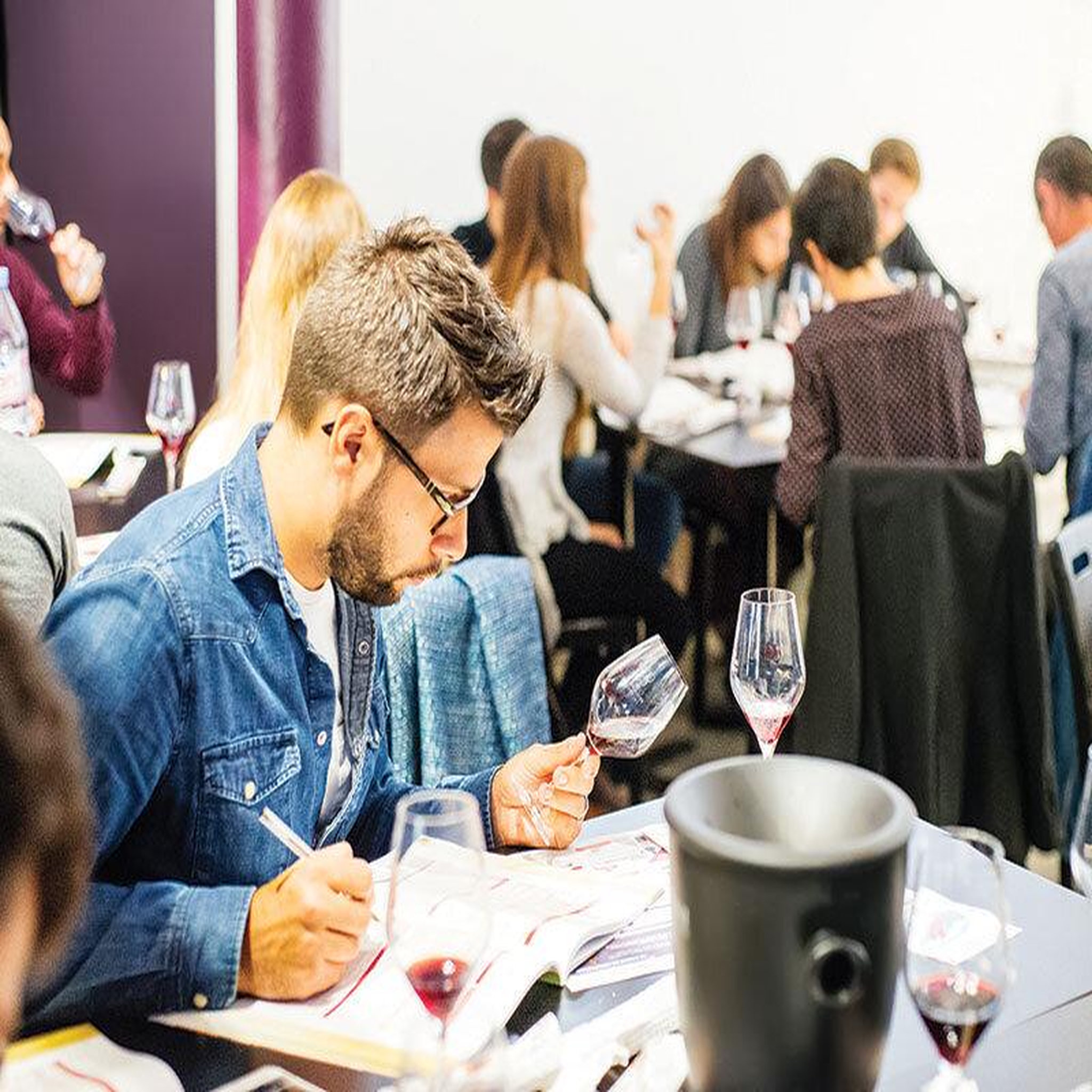 Voir la diapositive 4 : Smartbox Cours d'œnologie Prestige de 2h : grands crus de Bordeaux ou Bourgogne avec ProDégustation - Coffret Cadeau Gastronomie