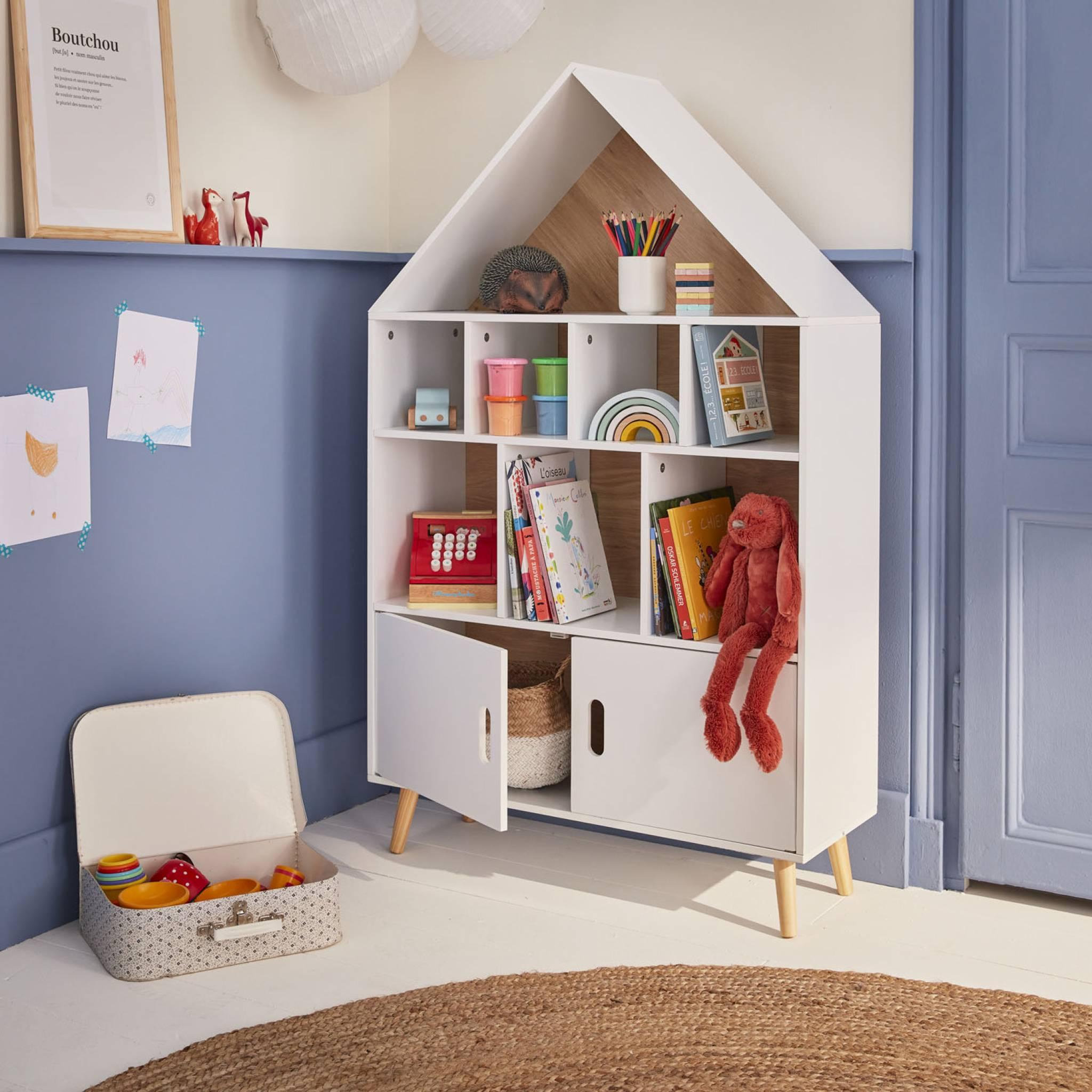Voir la diapositive 2 : SWEEEK Etagère bibliothèque maison pour enfant - Tobias- Bois massif en pin naturel blanc - 3 niveaux. 8 compartiments. 2 portes