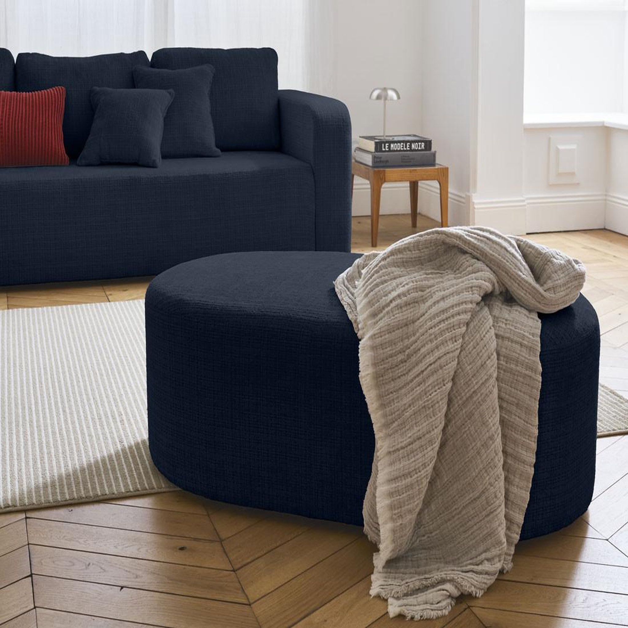 Voir la diapositive 1 : BEST MOBILIER Miro - pouf en velours texturé