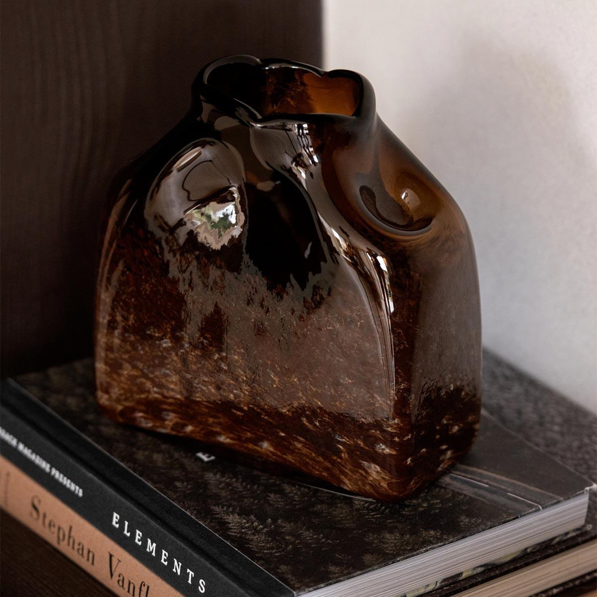 Voir la diapositive 3 : J-LINE Vase déco en verre  lester  22cm marron foncé