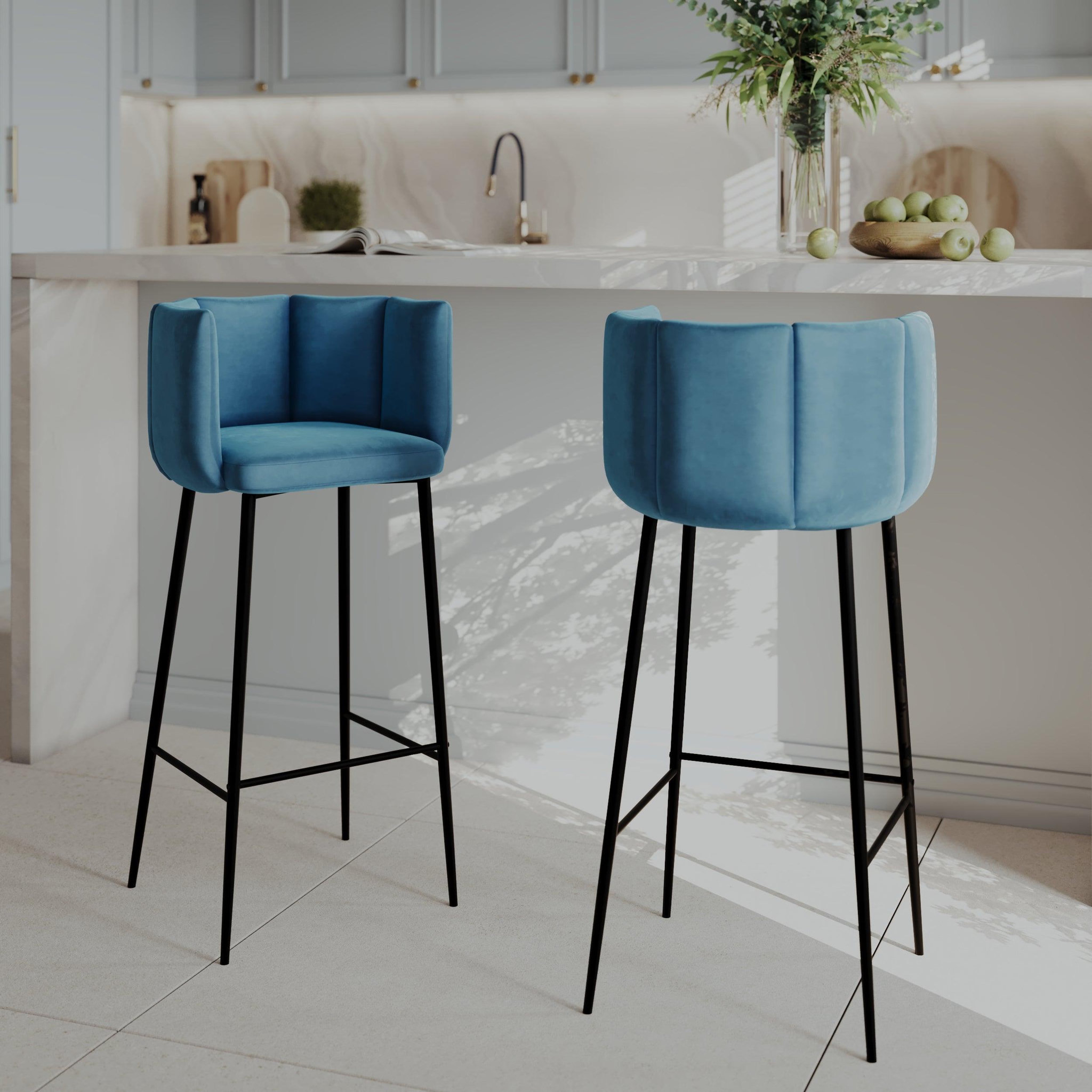 Voir la diapositive 2 : MAISON PAVANE Lot de 2 chaises de bar en velours bleu 75 cm-Rosy