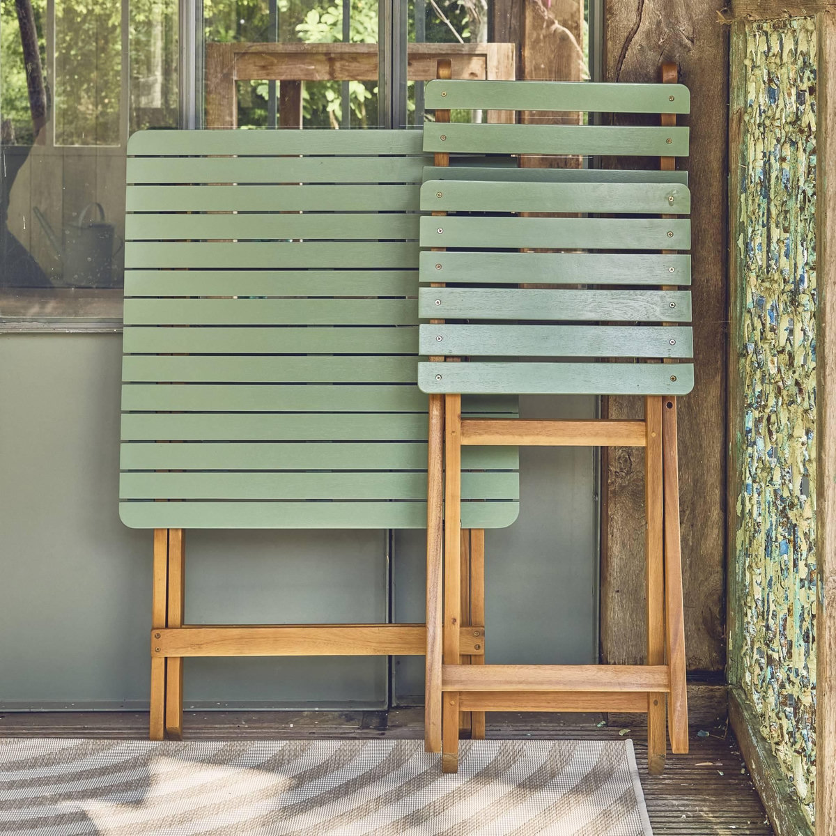 SWEEEK Table de jardin pliante bois d'acacia + 2 assises vert de gris HILORA . table carrée