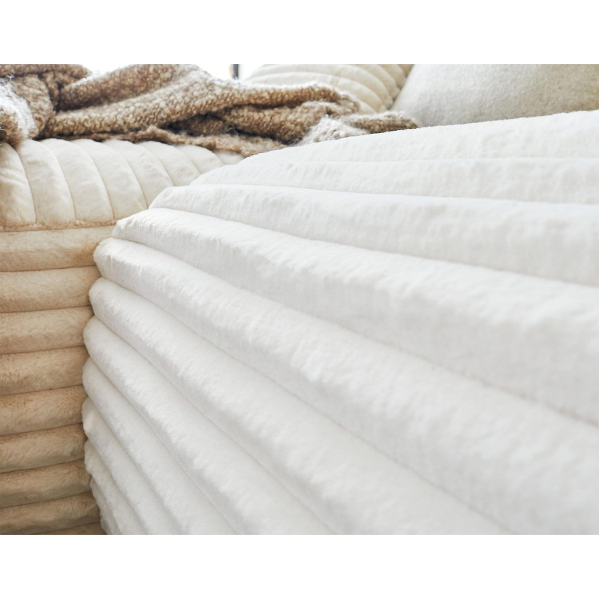 LISA DESIGN Laponie - canapé d'angle gauche - 4 places - en fausse fourrure côtelée