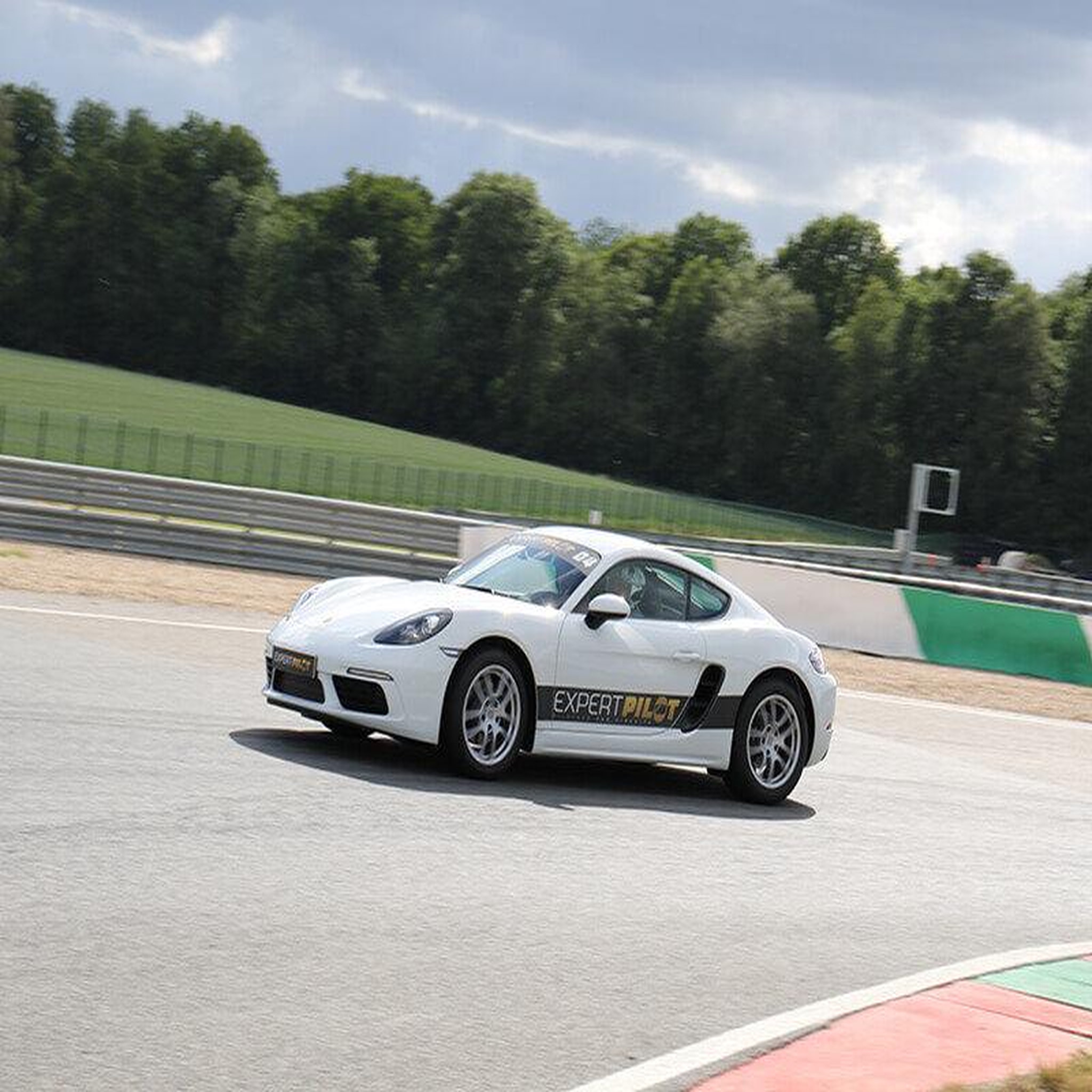 Voir la diapositive 2 : Smartbox 3 tours de pilotage en porsche cayman sur le circuit dijon-prenois - coffret cadeau sport & aventure