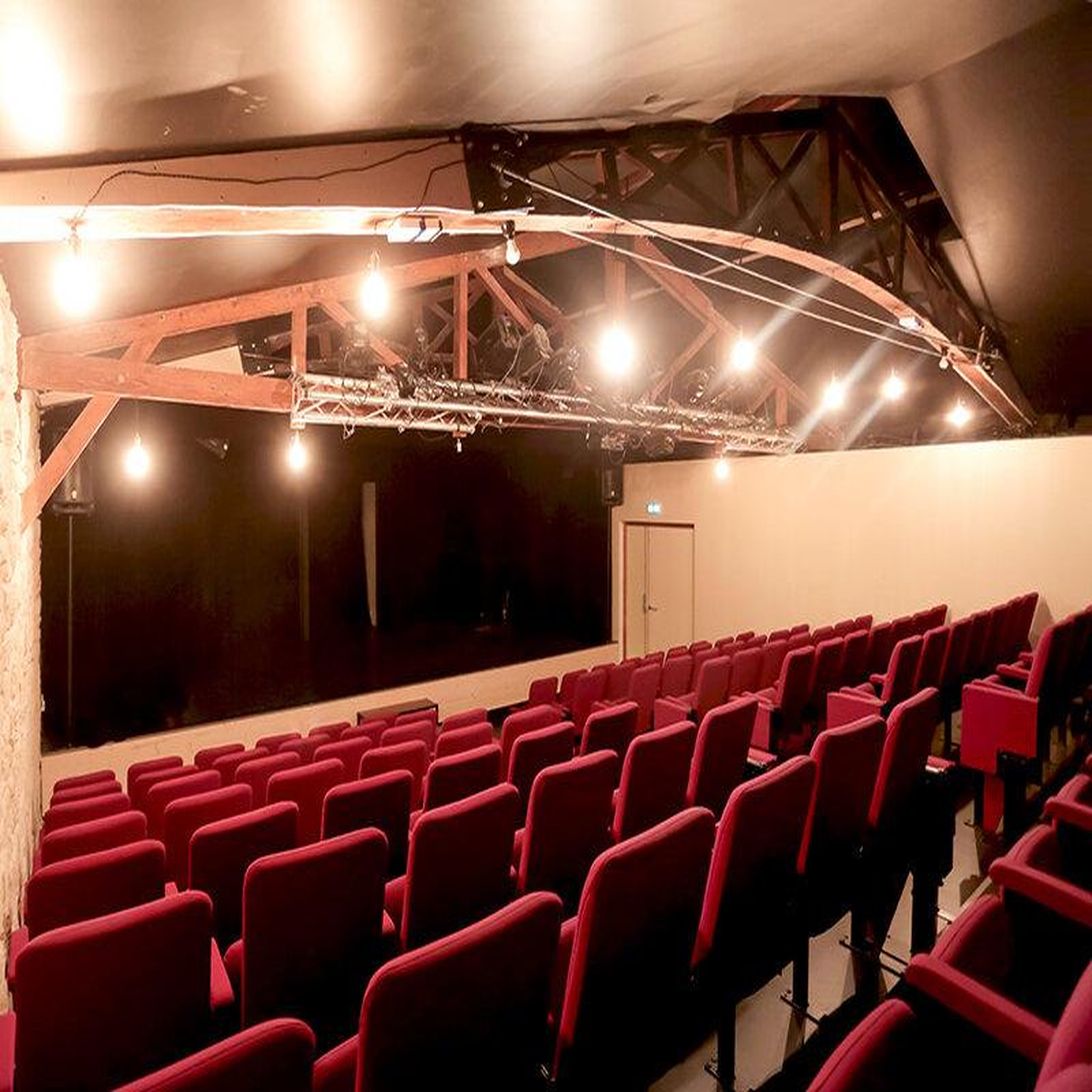 Voir la diapositive 3 : Smartbox 4 entrées au théâtre le funambule à paris - coffret cadeau sport & aventure