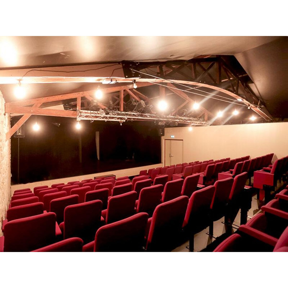 Smartbox 4 entrées au Théâtre Le Funambule à Paris - Coffret Cadeau Sport & Aventure