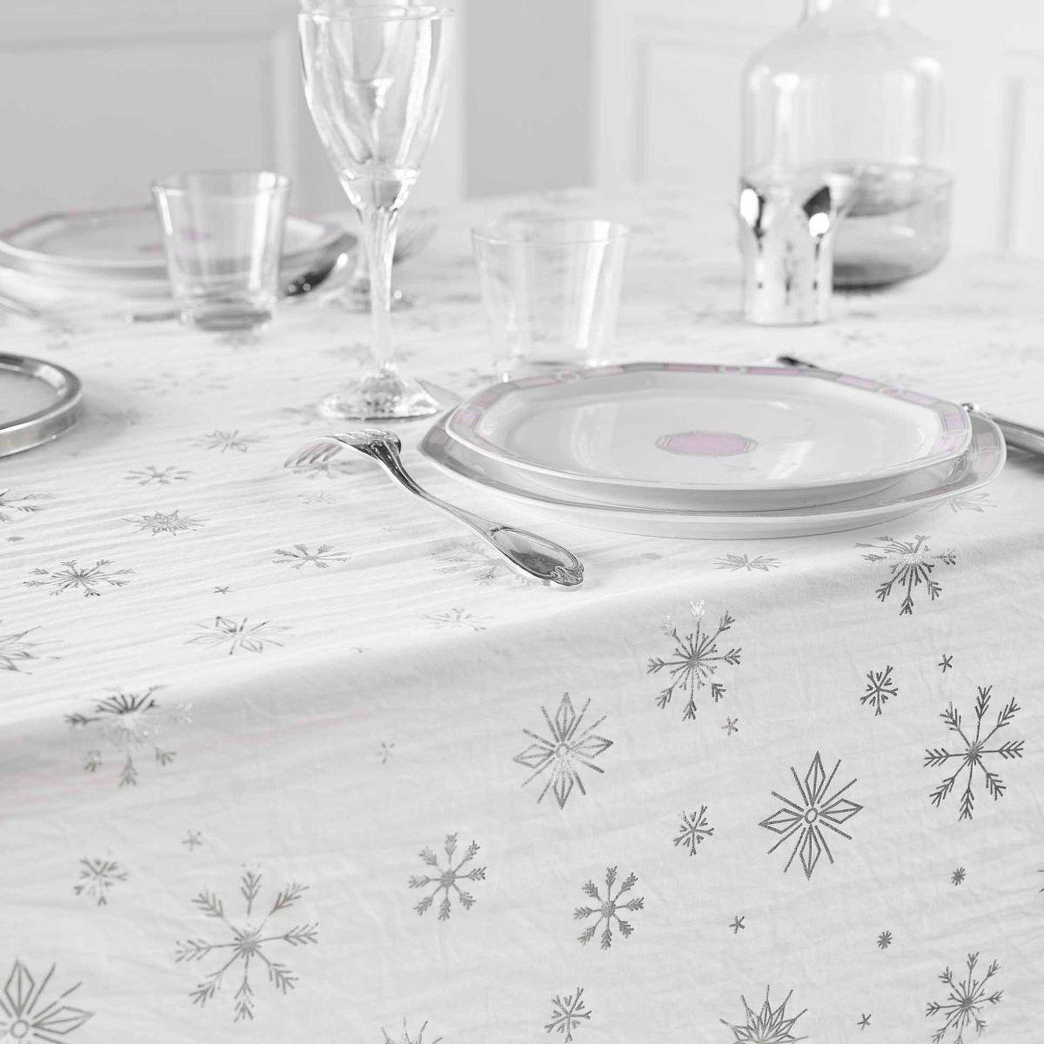 Voir la diapositive 3 : Douceur d'Intérieur Nappe antitache imprimé  astrelia  140x240cm blanc & argent