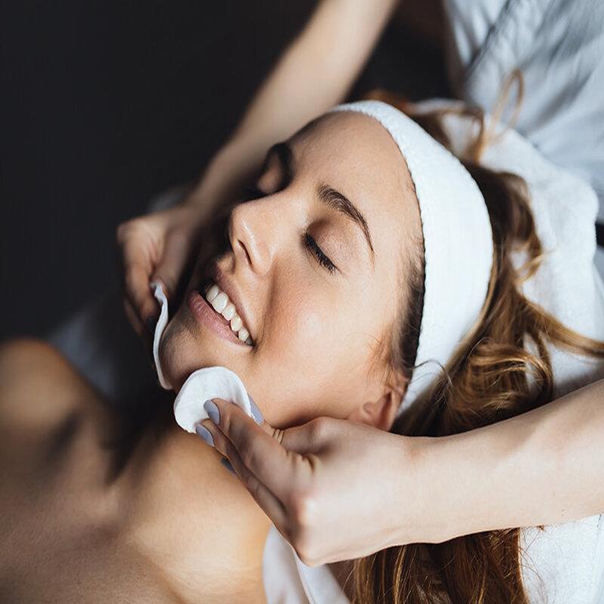 Voir la diapositive 3 : Smartbox Coffret cadeau de noël bien-être : 1 massage ou soin du visage pour 1 personne - coffret cadeau bien-être