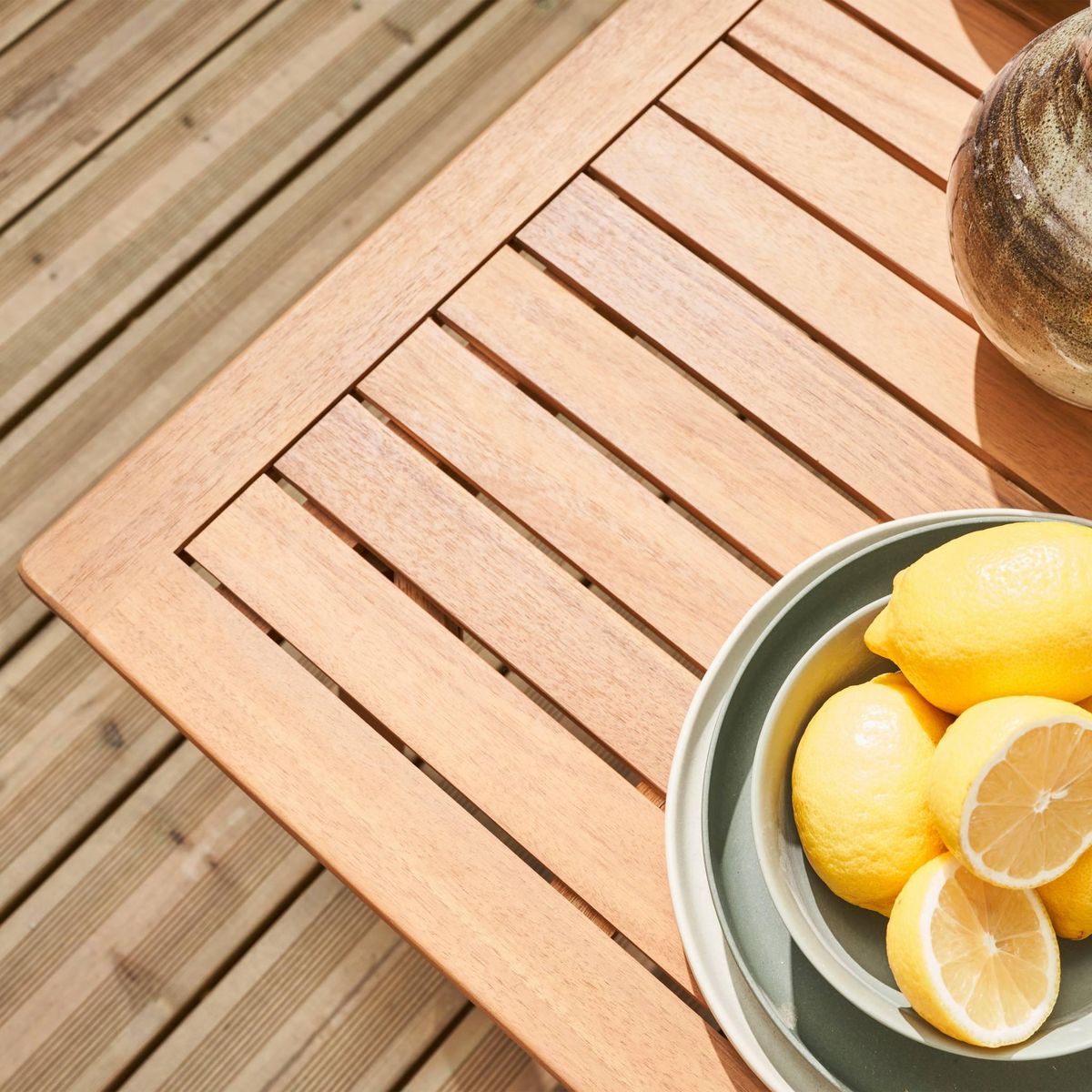 SWEEEK Salon de jardin en bois d'acacia 4 places beige. NALDA. coussins gansés et déhoussables