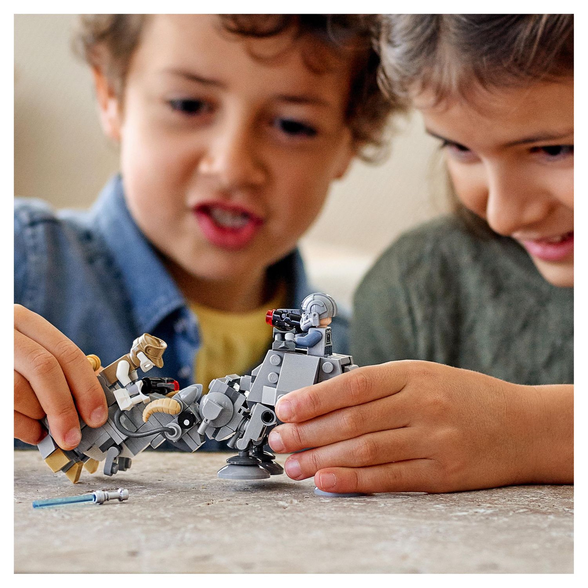 Voir la diapositive 7 : LEGO Star Wars 75298 - Microfighters AT-AT contre Tauntaun