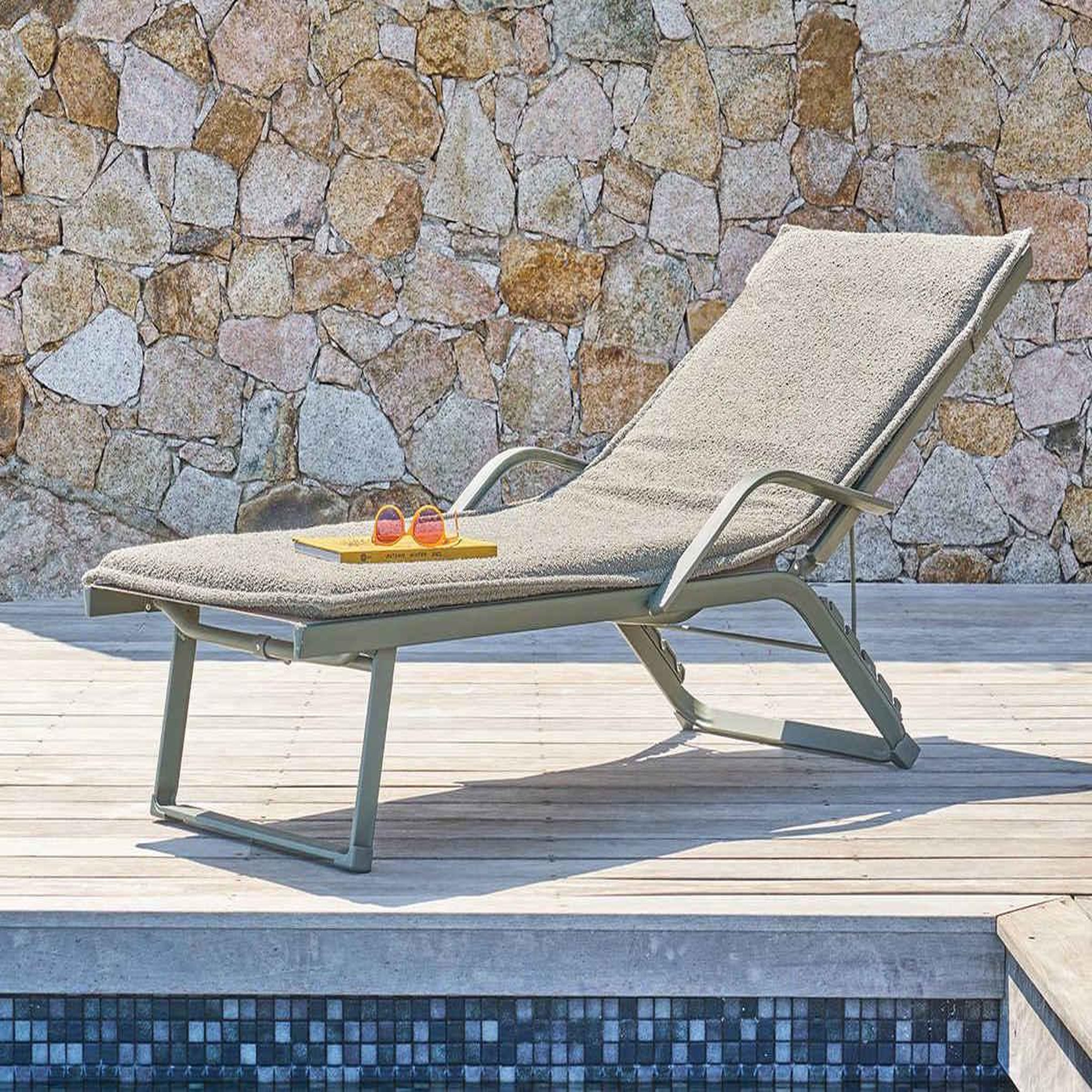 Voir la diapositive 2 : HESPERIDE Coussin pour transat 190 x 60 cm Solfia Laurier - Hespéride