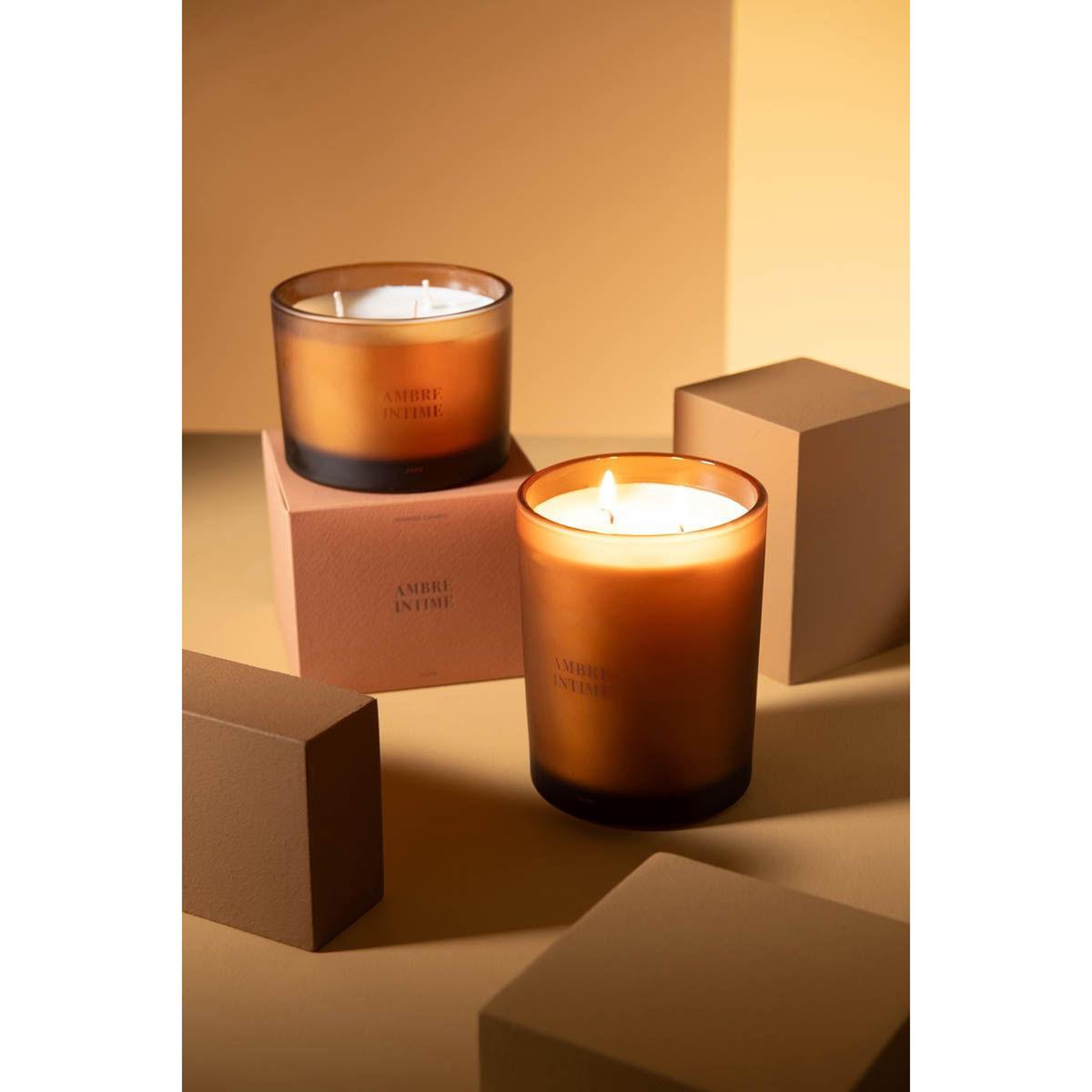 Voir la diapositive 6 : J-LINE Bougie parfumée  accords essentiels  14cm ambre intime