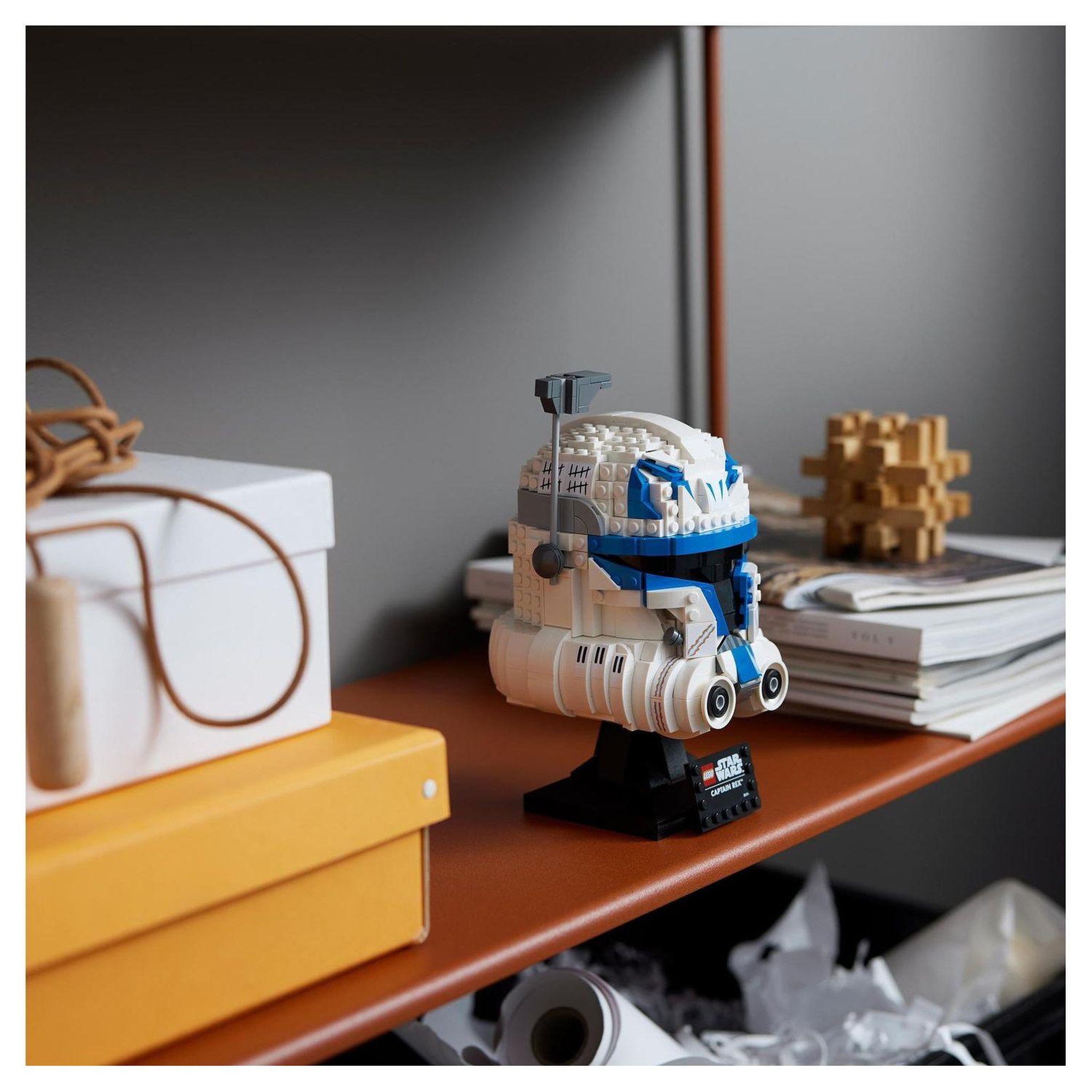 Voir la diapositive 6 : LEGO Star Wars 75349 - Le Casque du Capitaine Rex, Maquette à Construire pour Adultes